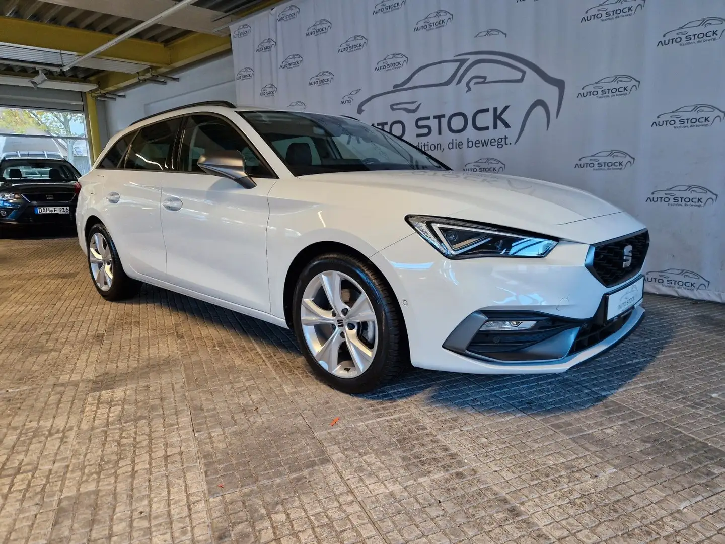 SEAT Leon ST 1.5eTSI DSG FR LED Navi PDC Sitzheizung Weiß - 1