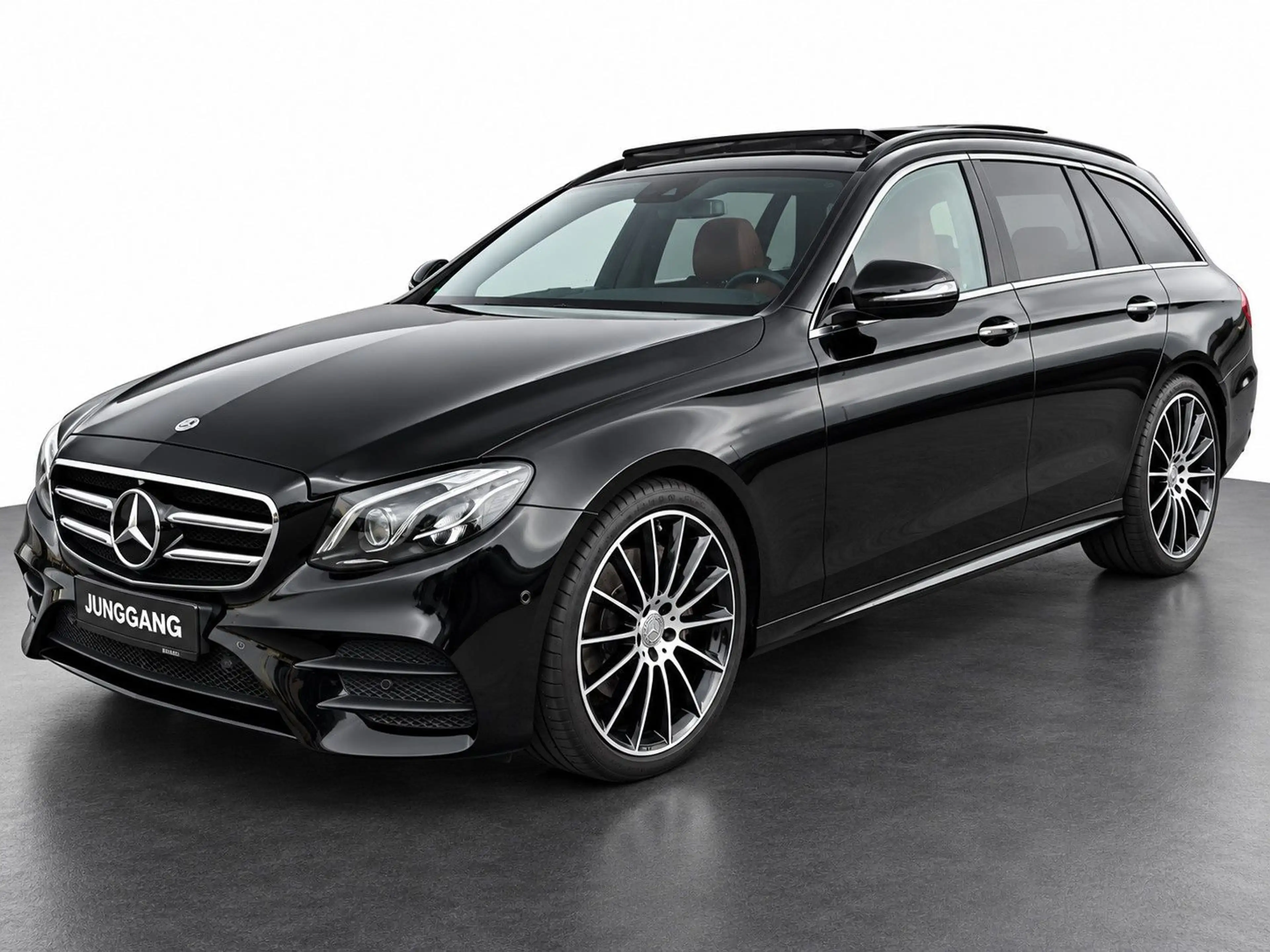 Mercedes-Benz E 220 d 4MATIC T AMG NIGHT PANO AHK BURMEST LUFT