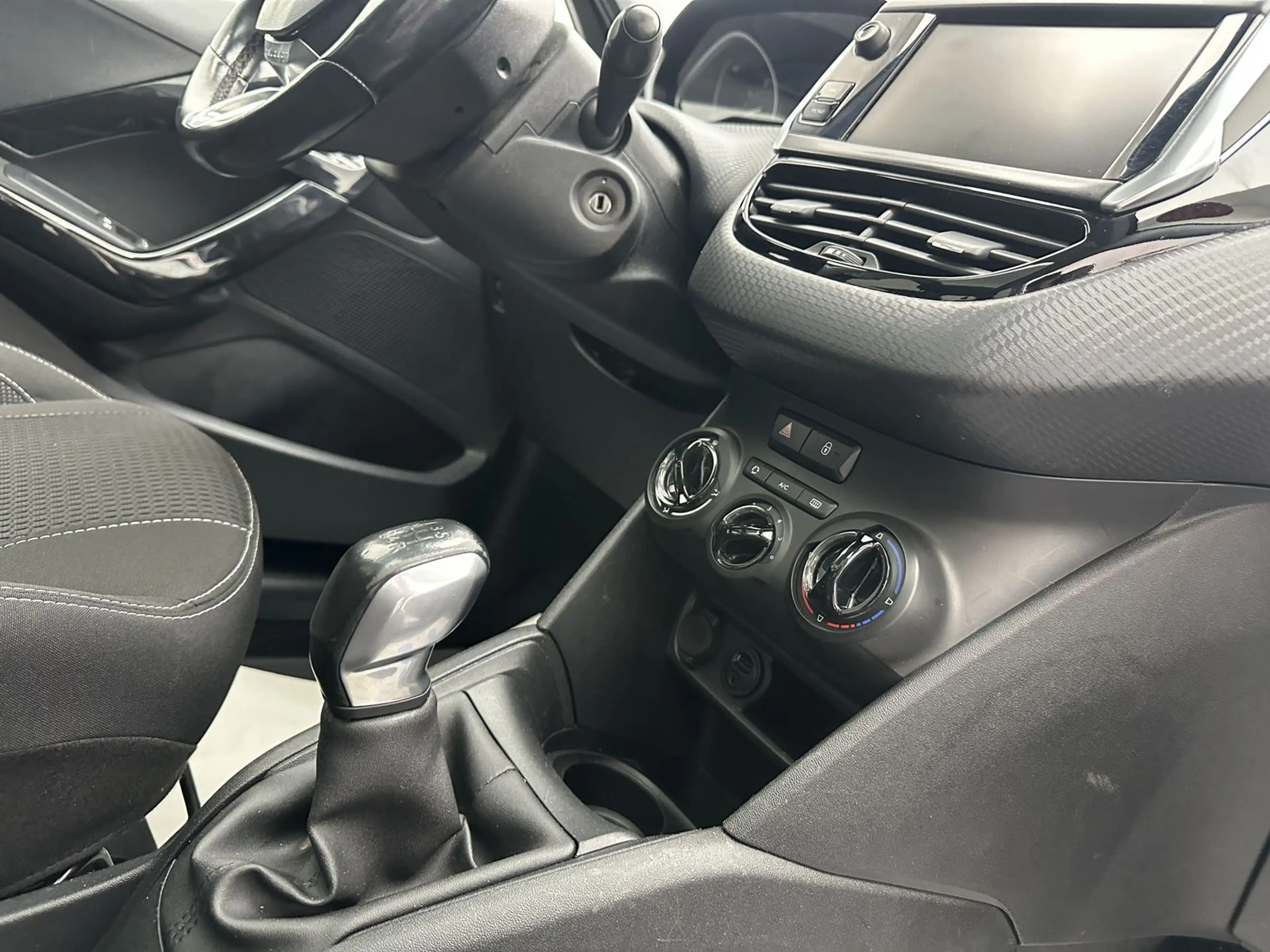 Peugeot 208 Allure "PANO-CAM-MULTI-PDC-ALU" — photo 11