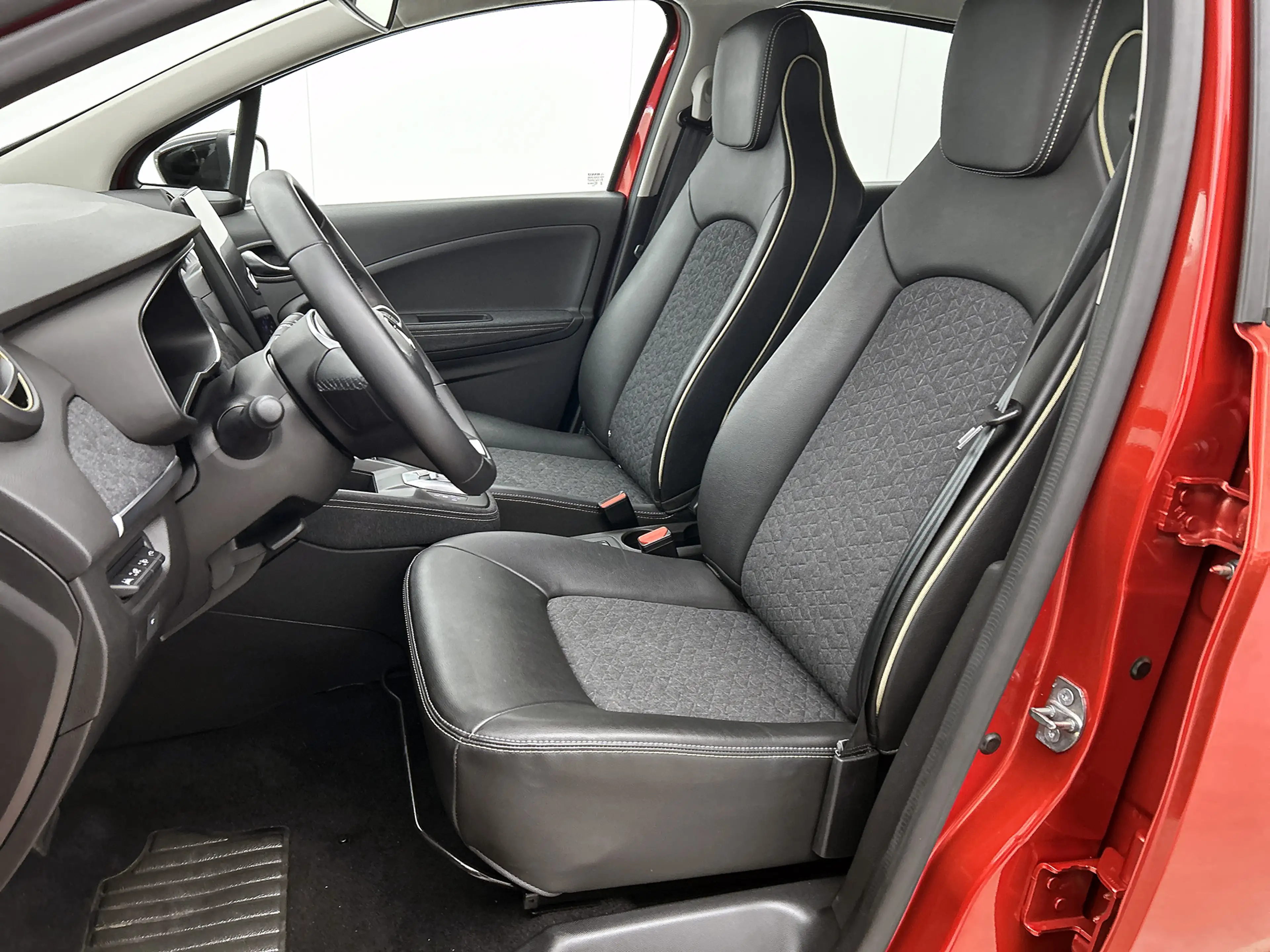 Renault ZOE R135 Iconic 52 kWh Camera, CarPlay, Bose — photo 43