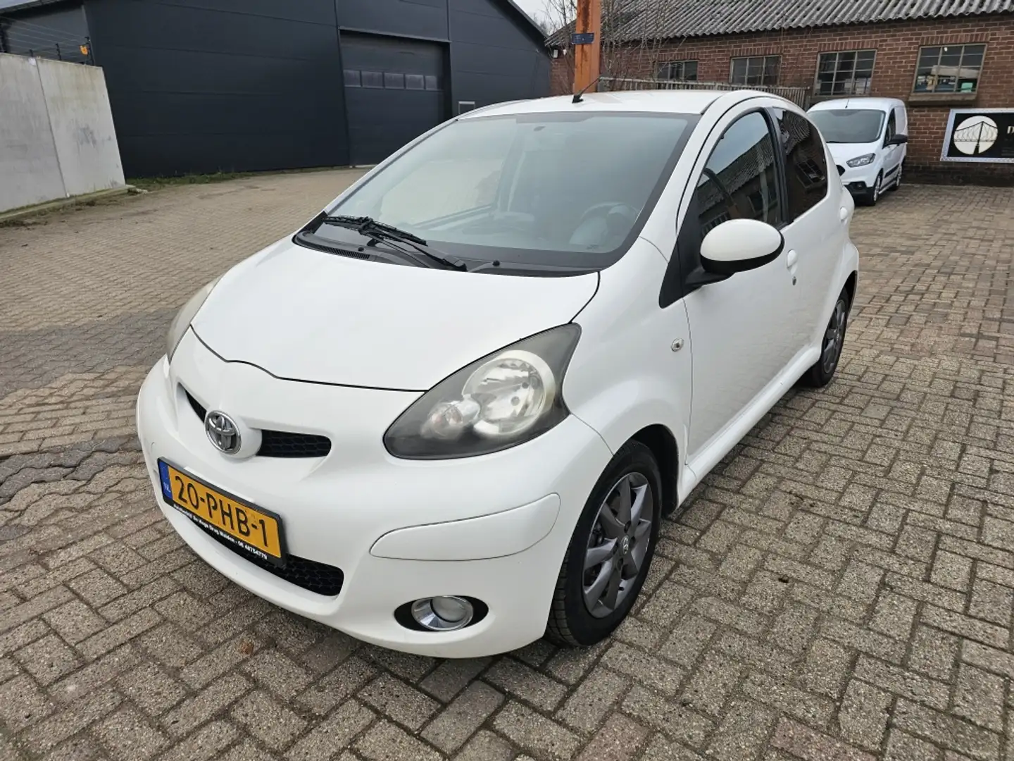 Toyota Aygo 1.0-12V Dyn. Nav,Apk,Nap,Airco, Weiß - 1