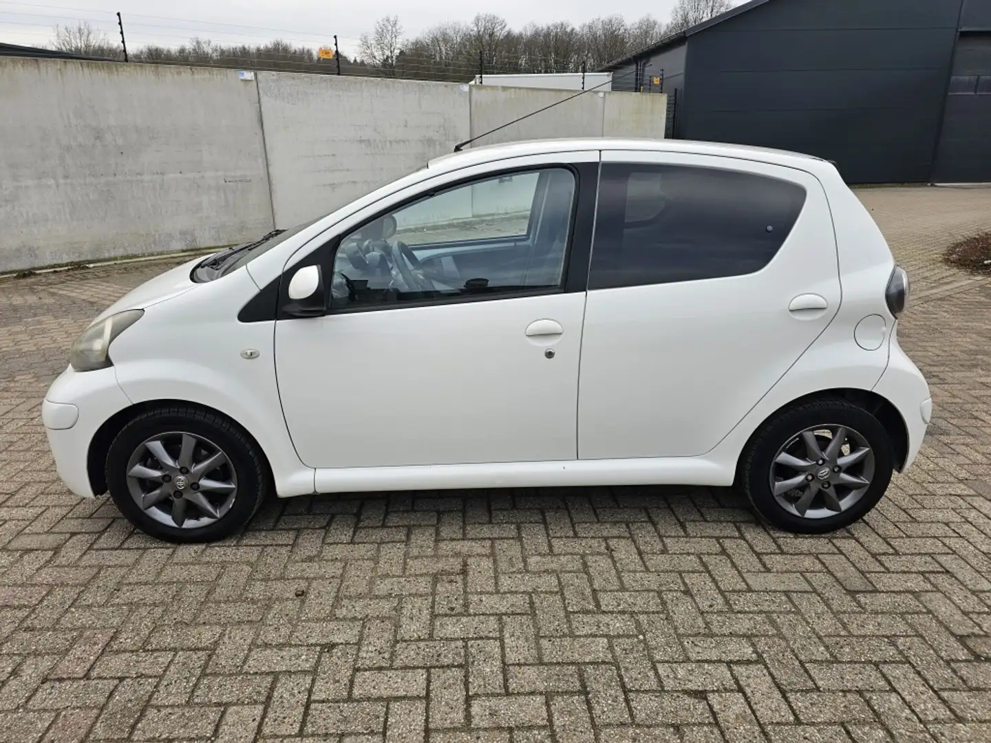 Toyota Aygo 1.0-12V Dyn. Nav,Apk,Nap,Airco, Weiß - 2