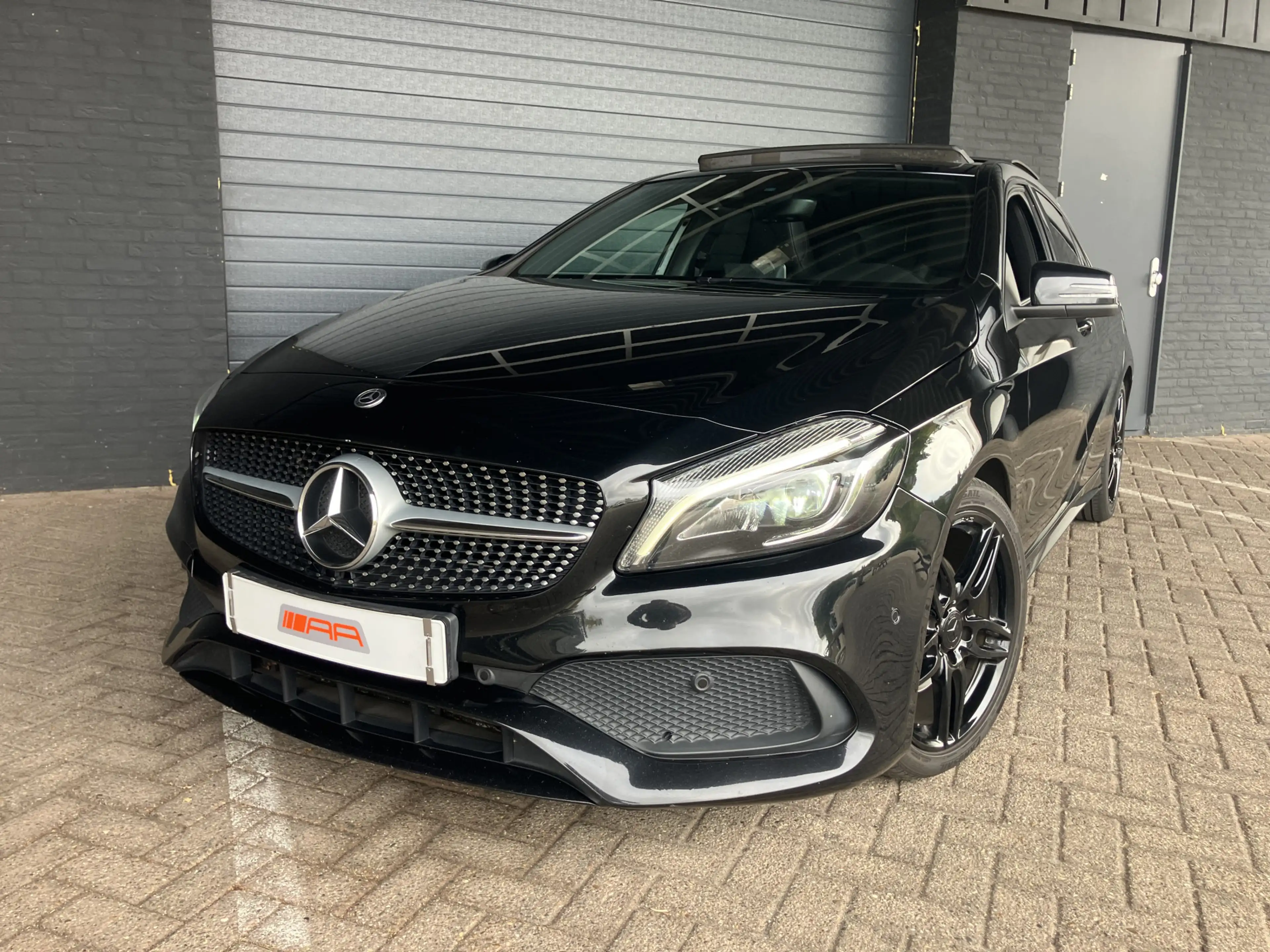 Mercedes-Benz A 180 d ///AMG PANO-XENON-LEDER — photo 4