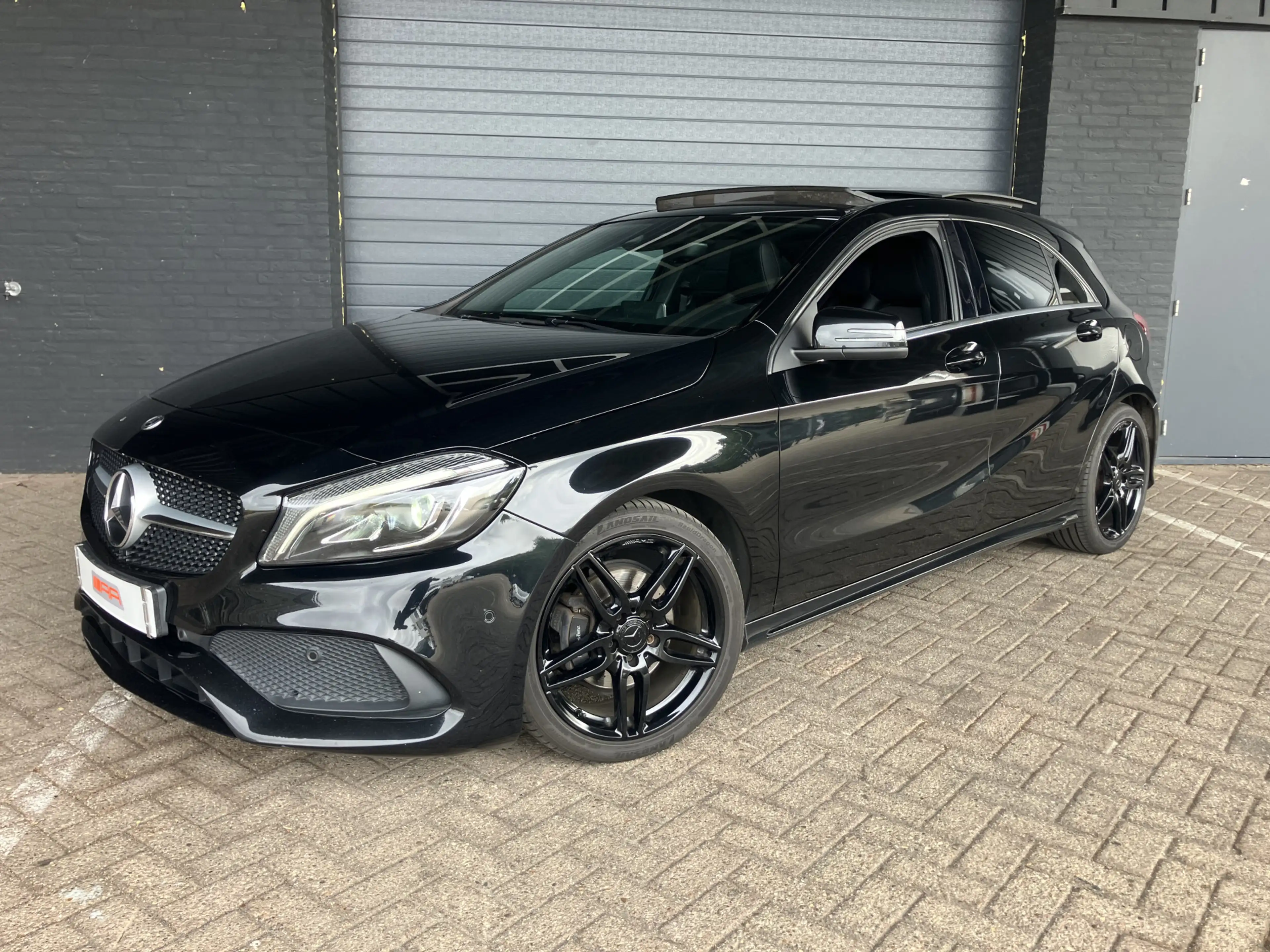 Mercedes-Benz A 180 d ///AMG PANO-XENON-LEDER