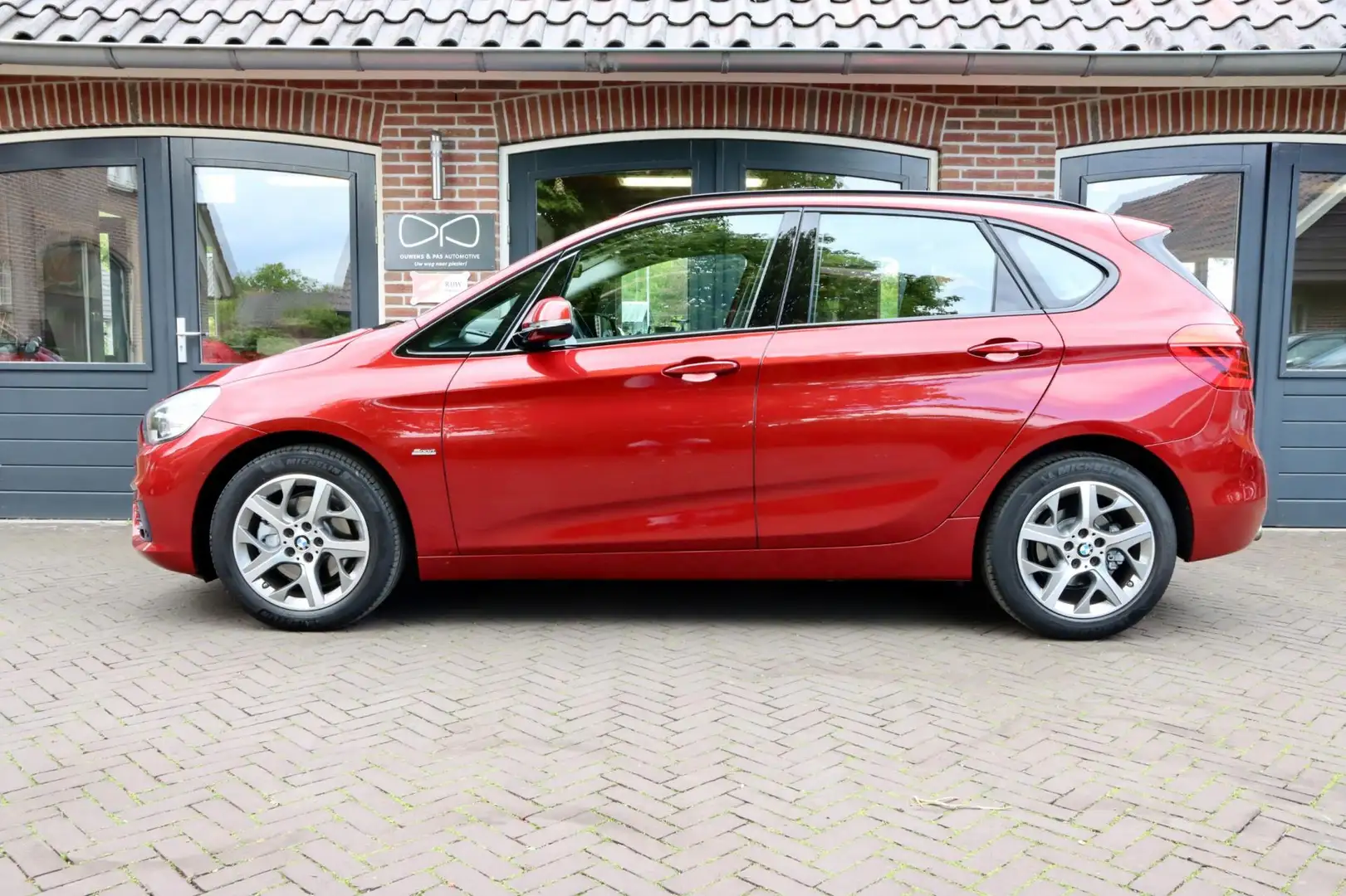 BMW 220 2-serie Active Tourer 220i Centennial High Executi Rood - 2