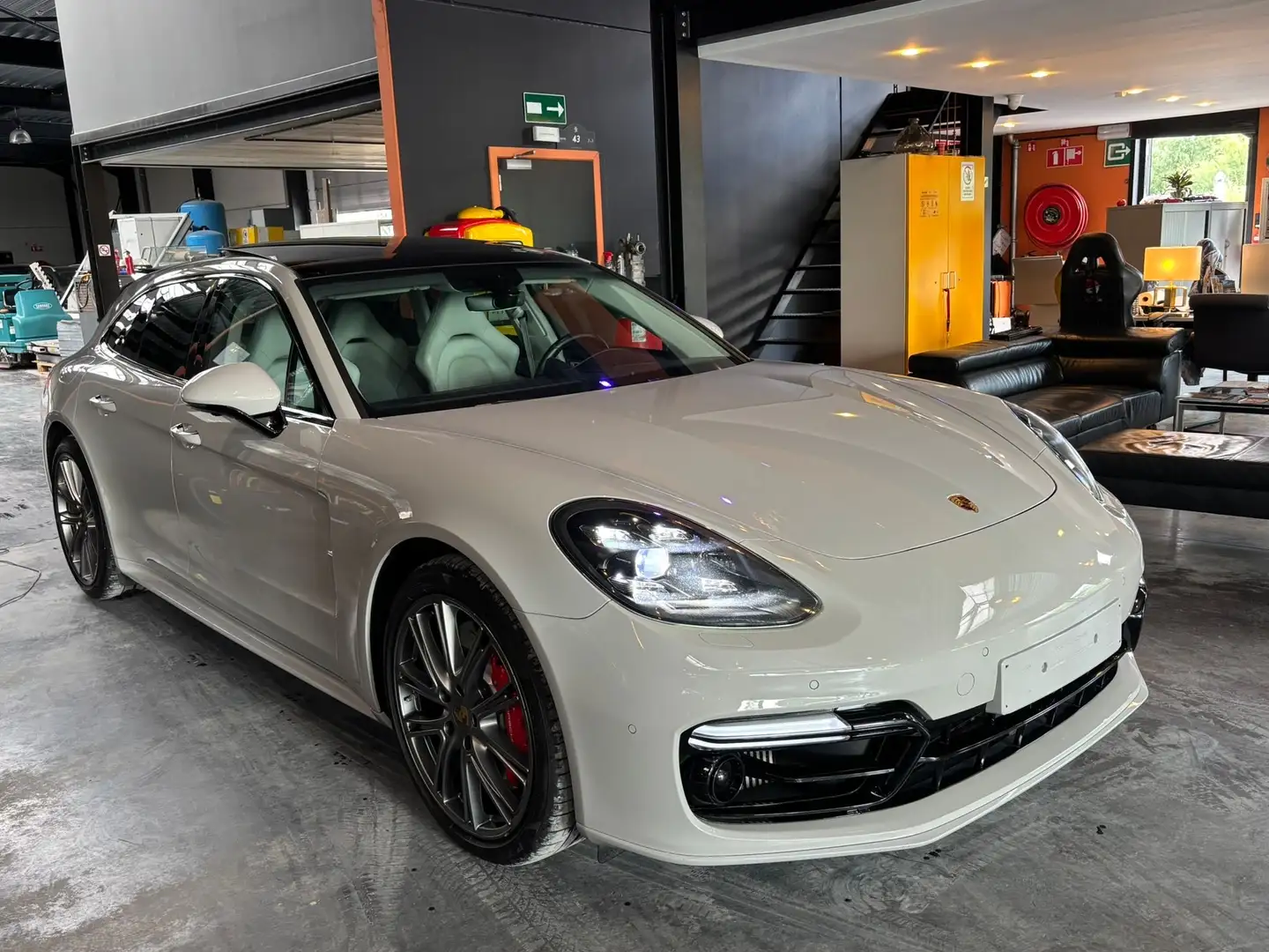 Porsche Panamera Panamera Turbo 4.0 V8 Bi-Turbo Executive PDK Zilver - 2