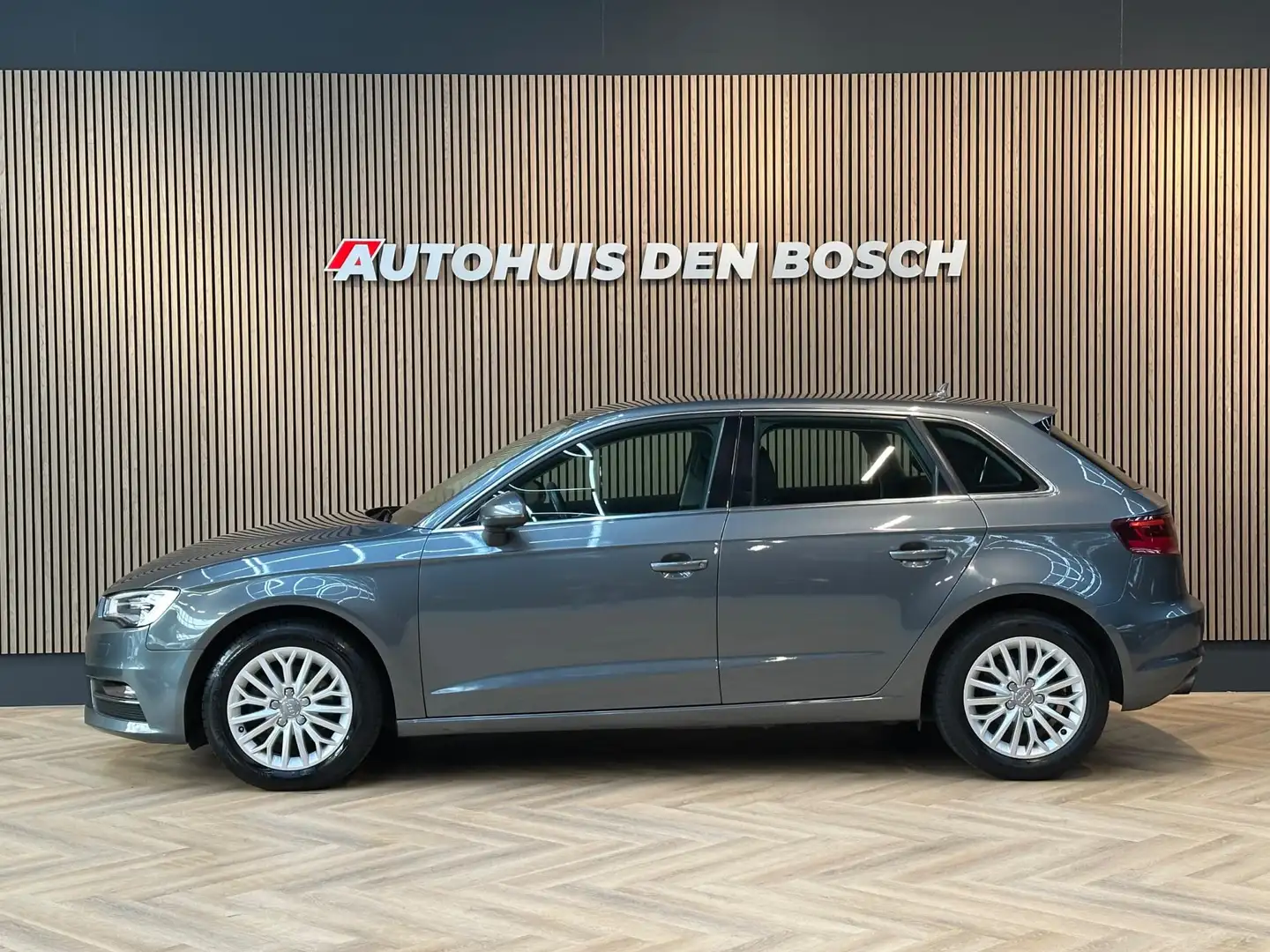 Audi A3 Sportback 1.2 TFSI Ambiente Pro Line plus Grijs - 2