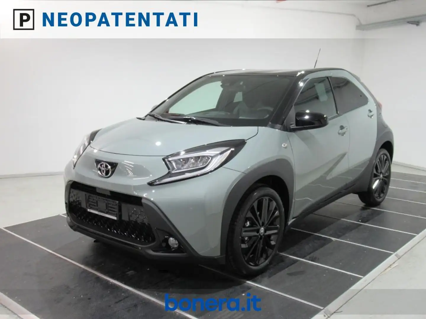 Toyota Aygo X 1.0 Lounge 72cv Verde - 1