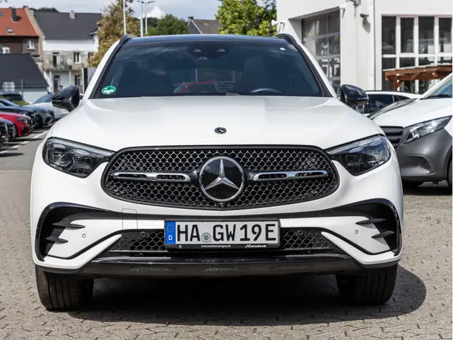 Mercedes-Benz GLC view 3