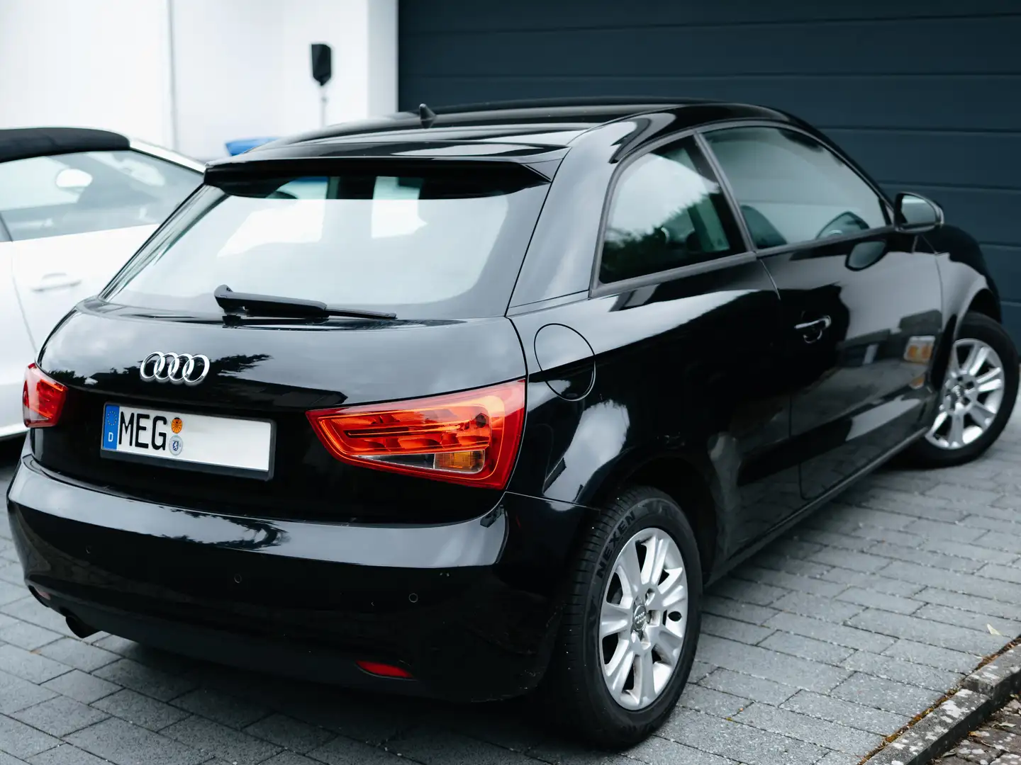 Audi A1 A1 1.2 TFSI Attraction Schwarz - 2