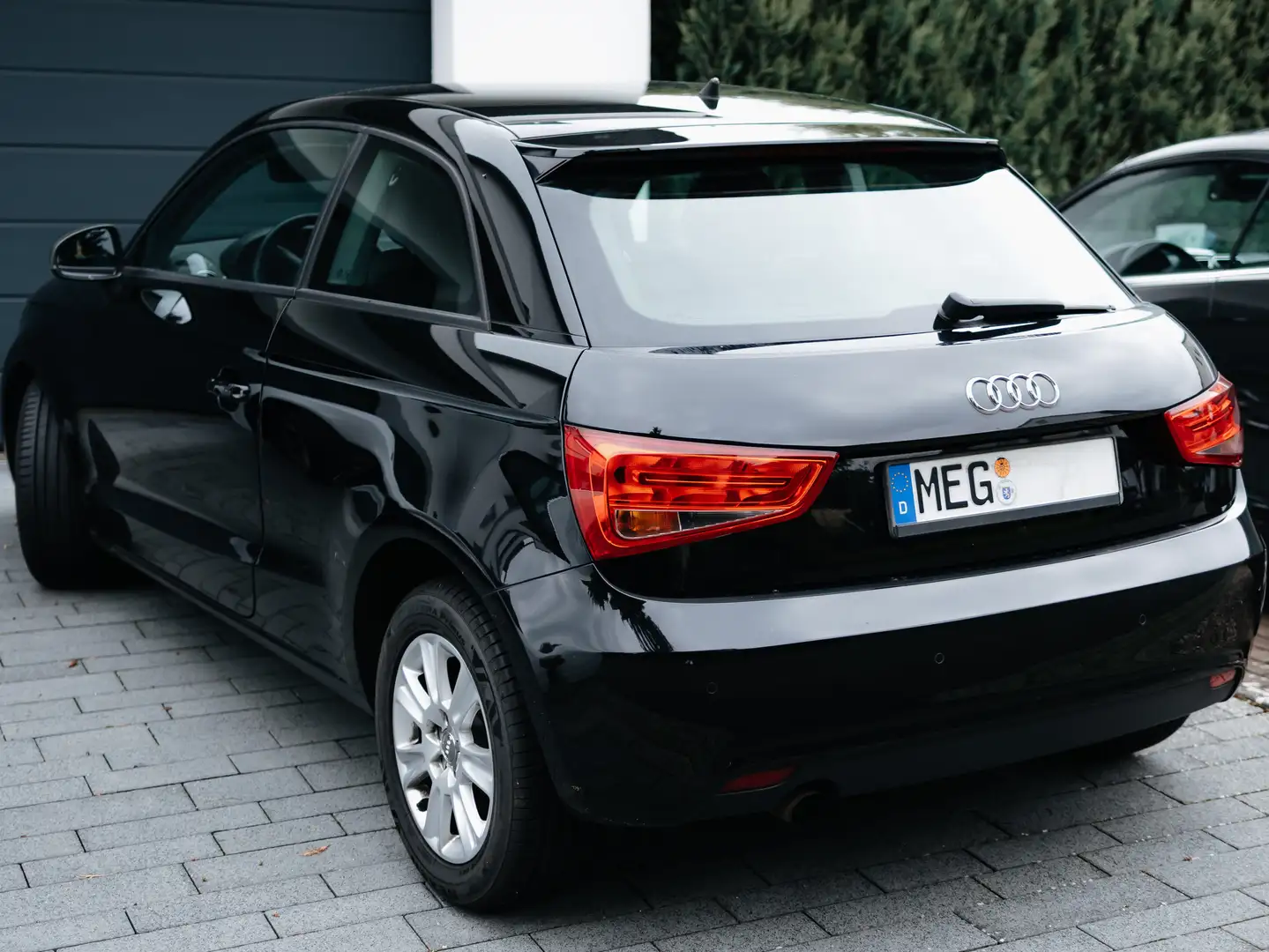 Audi A1 A1 1.2 TFSI Attraction Schwarz - 1