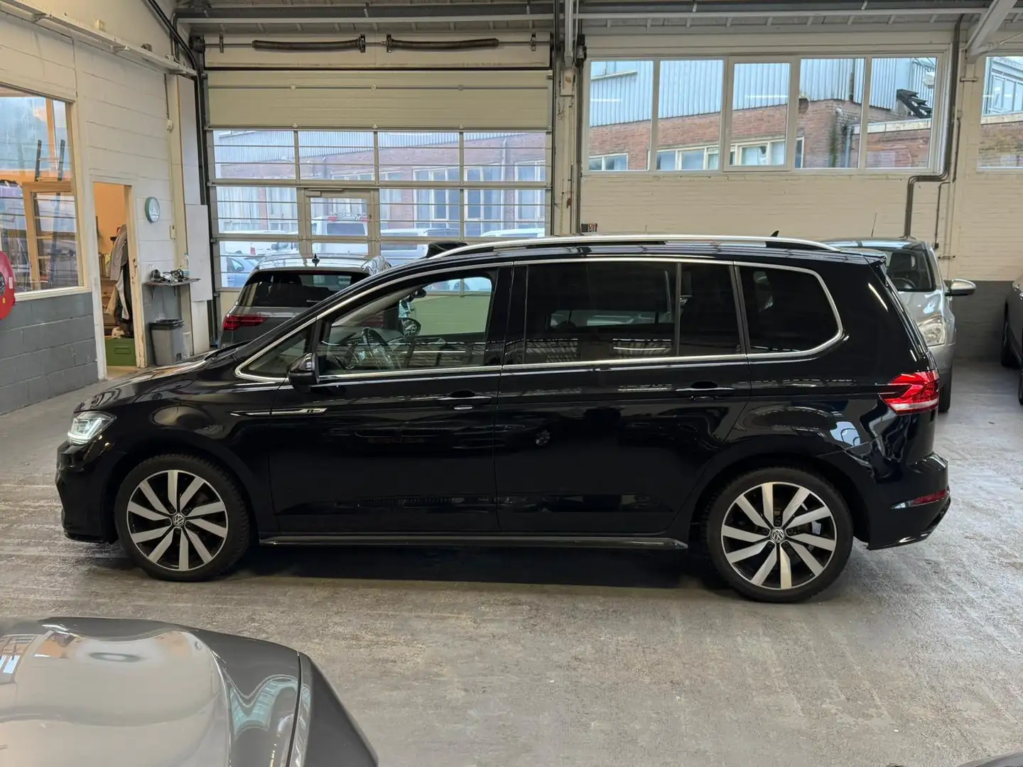 Volkswagen Touran 1.8 TSI Highline 7p R-Line Panorama/Xenon/Camera… Zwart - 2