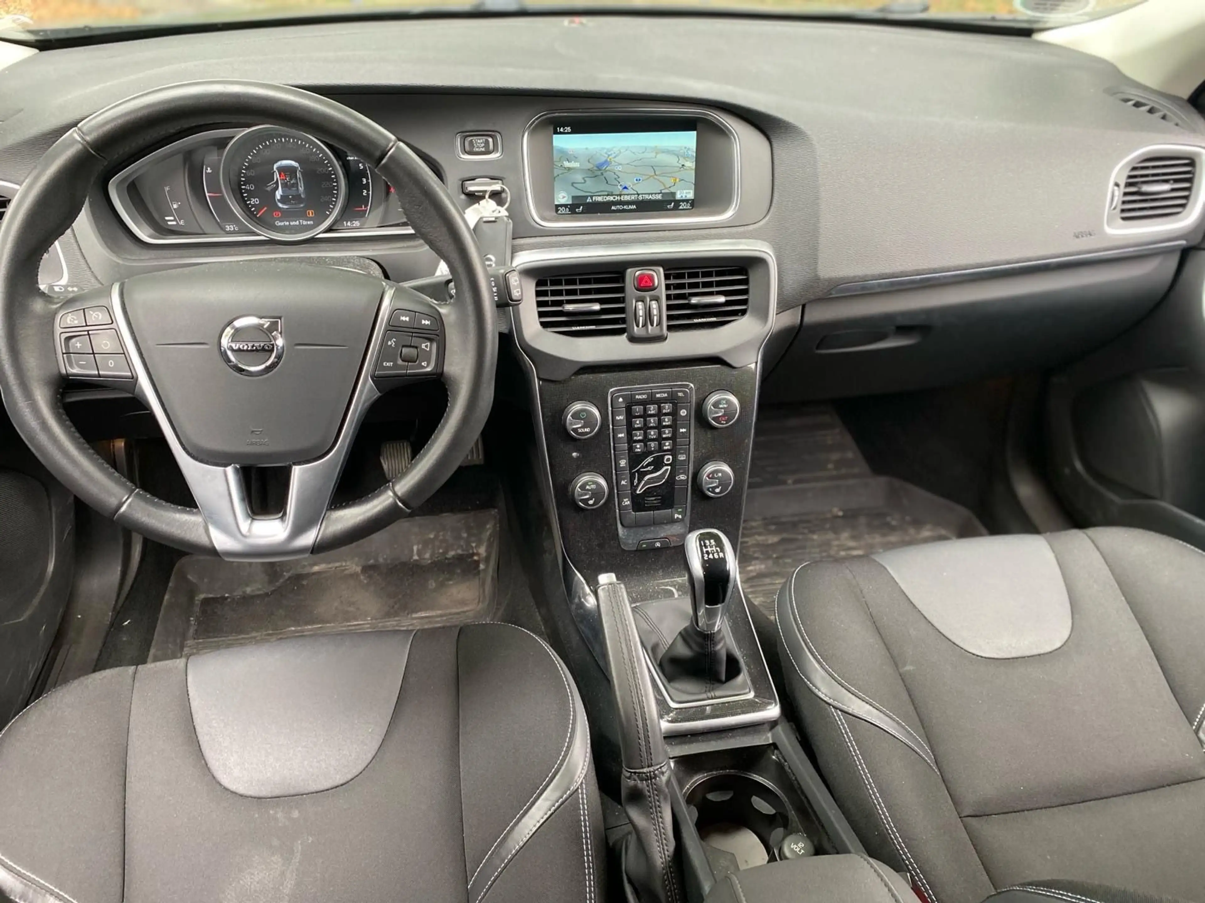 Volvo V40 Momentum*Navi*PDC*LED*SHZ* — photo 9