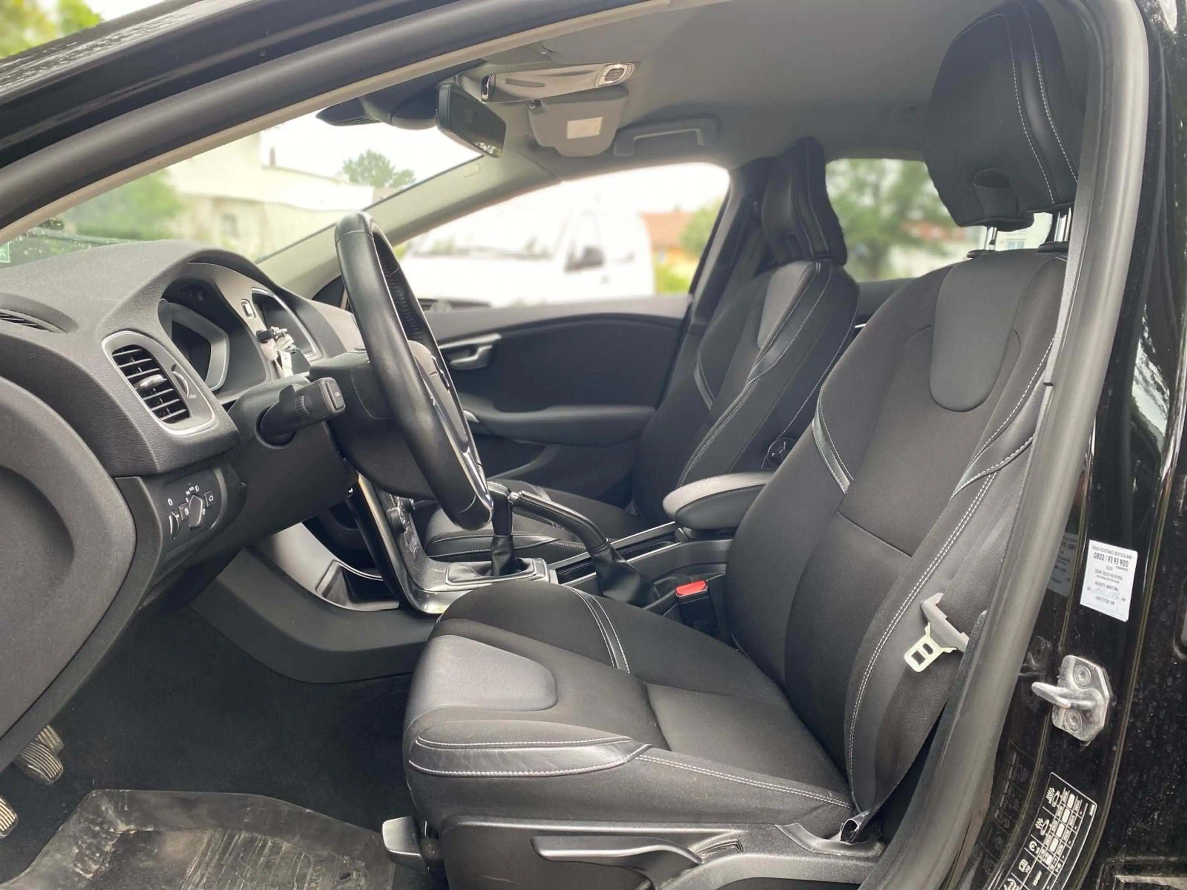 Volvo V40 Momentum*Navi*PDC*LED*SHZ* — photo 12