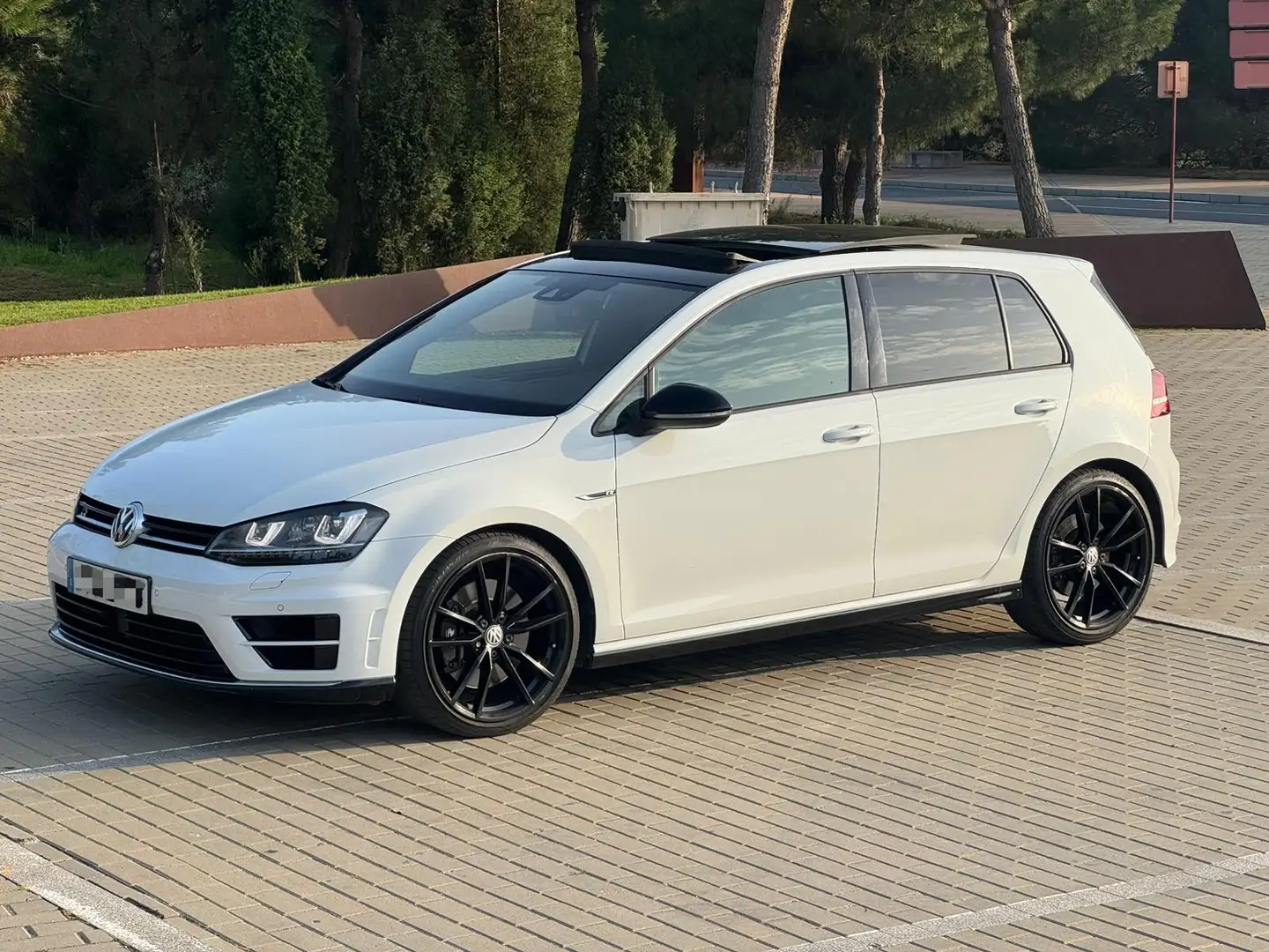 Volkswagen Golf R - 1