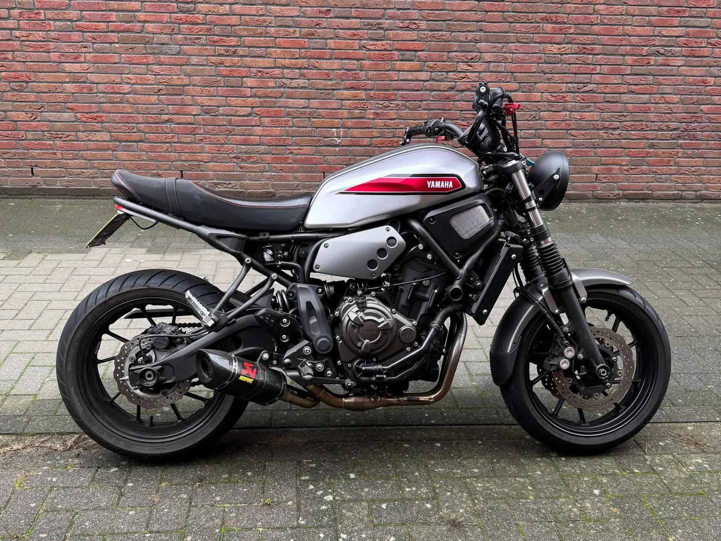 Yamaha XSR 700 Plateado - 1