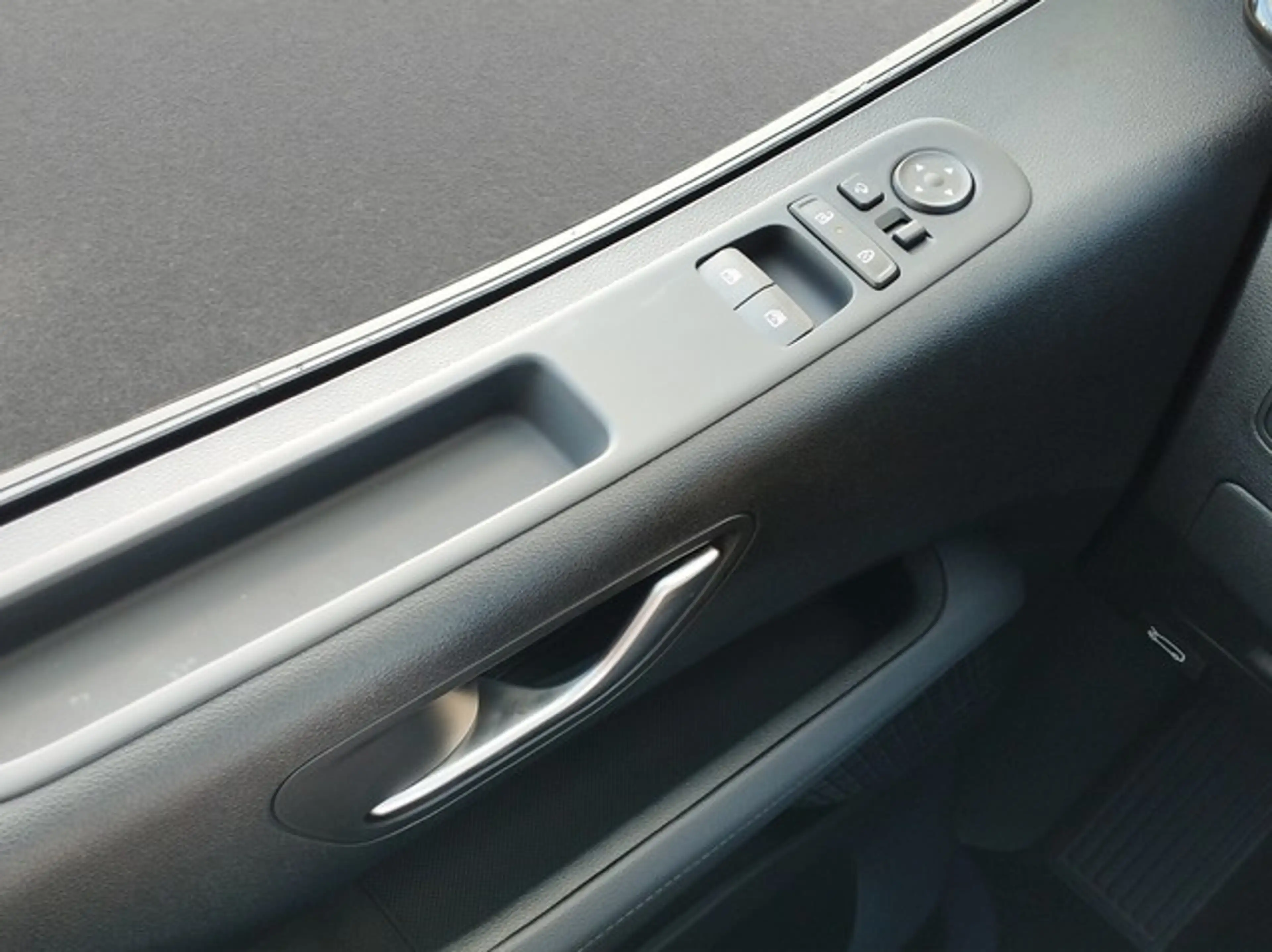 Hyundai STARIA Hybrid 1.6 T-GDI Signature Panoramadach — photo 12