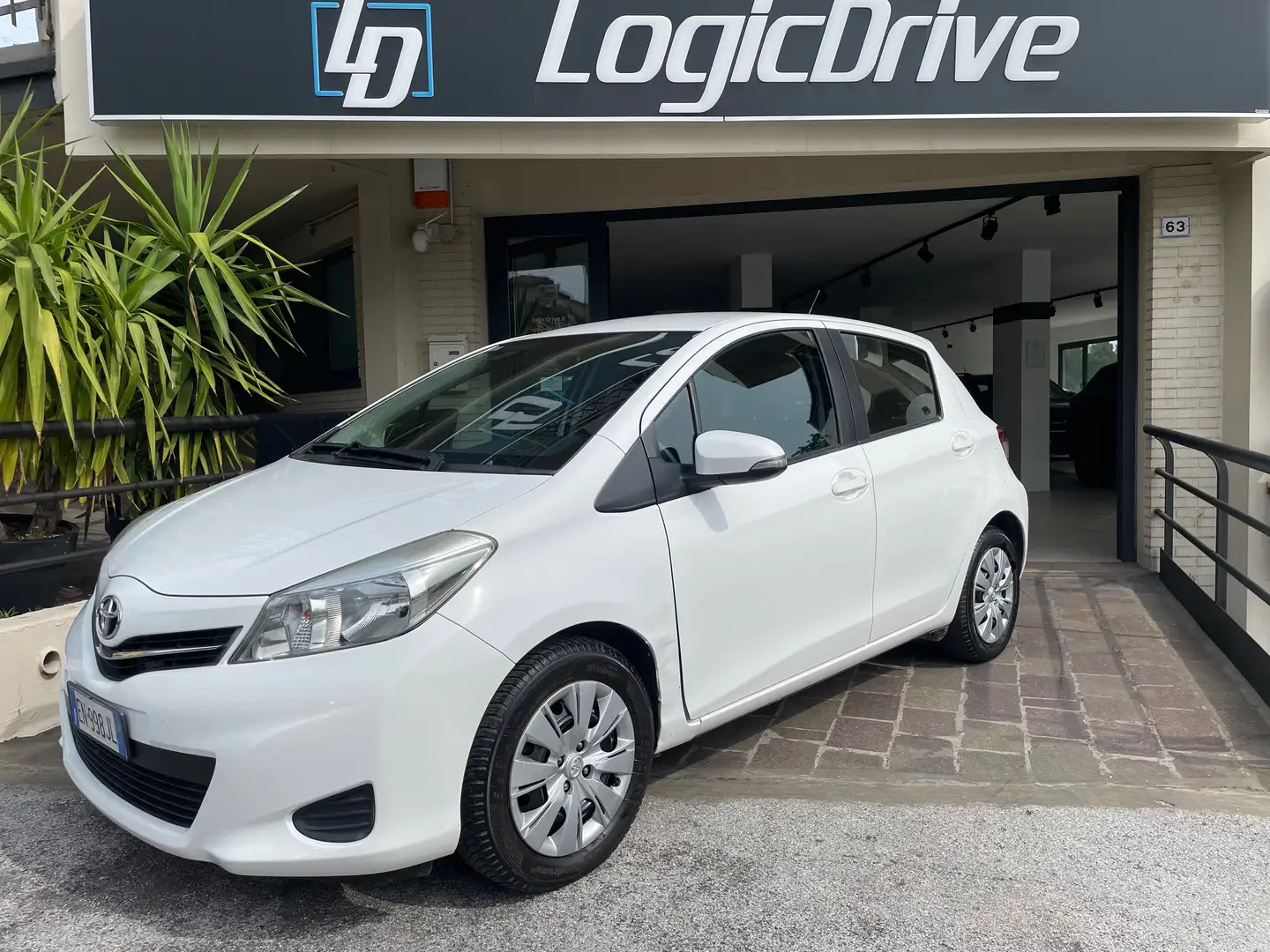 Toyota Yaris Yaris 5p 1.0 Lounge ""UNICO PROPRIETARIO"" Blanco - 1