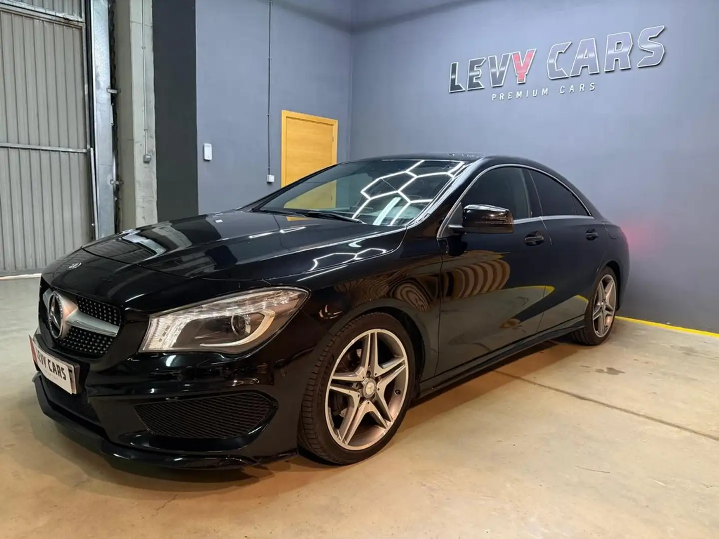 Mercedes-Benz CLA 200 CDI AMG Line Schwarz - 1