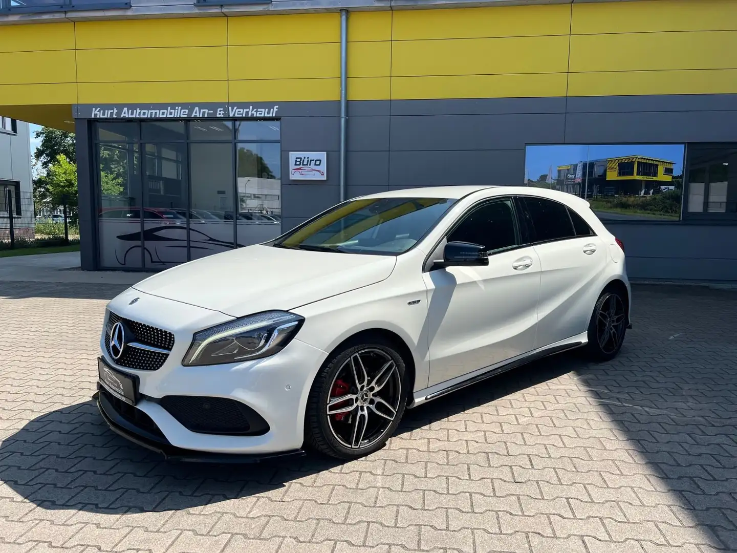 Mercedes-Benz A 180 A -Klasse /AMG LINE/KAMERA/AUTOMATIK/LED/ Wit - 1