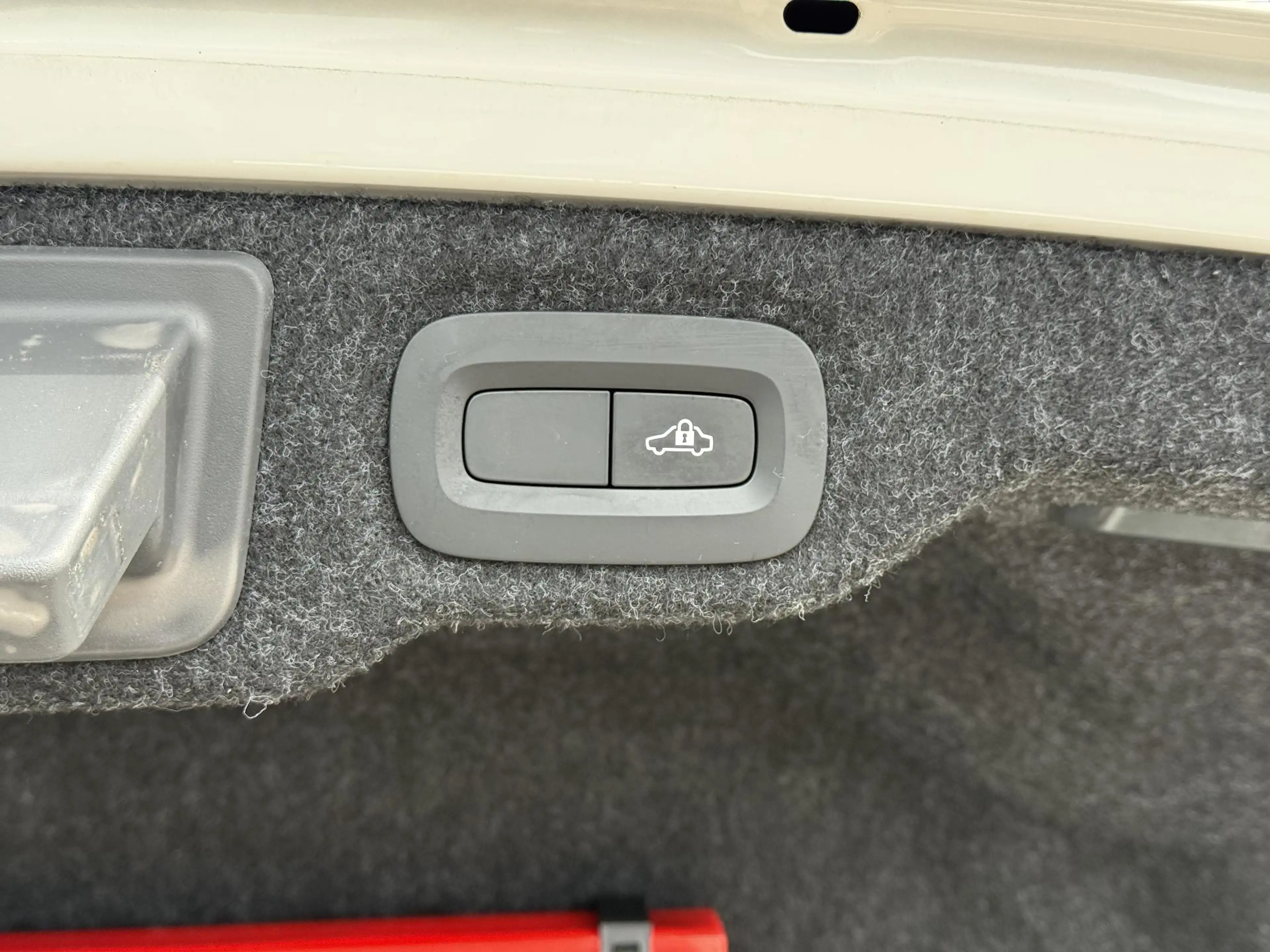 Volvo S60 2.0 B3 R-Design — photo 11