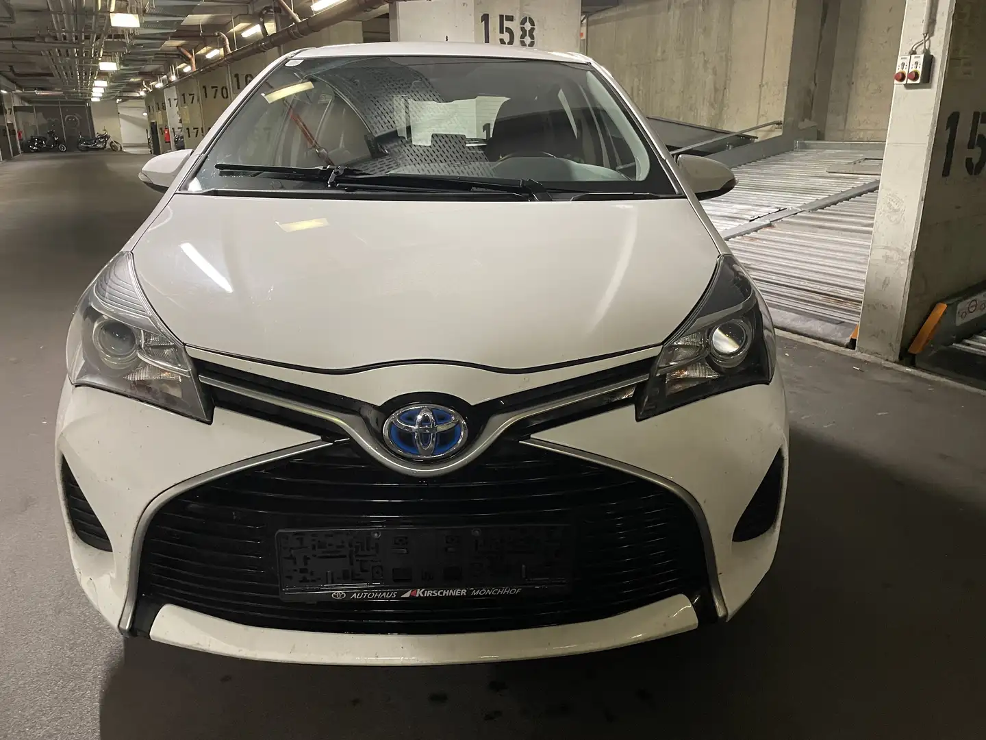 Toyota Yaris 1,5 VVT-i Aut. Hybrid Weiß - 2