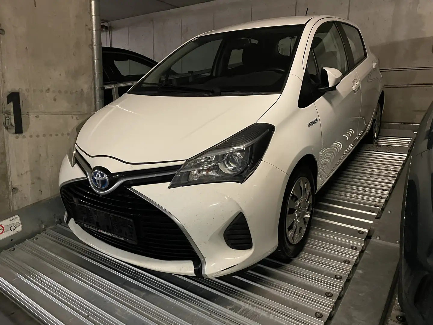 Toyota Yaris 1,5 VVT-i Aut. Hybrid Weiß - 1