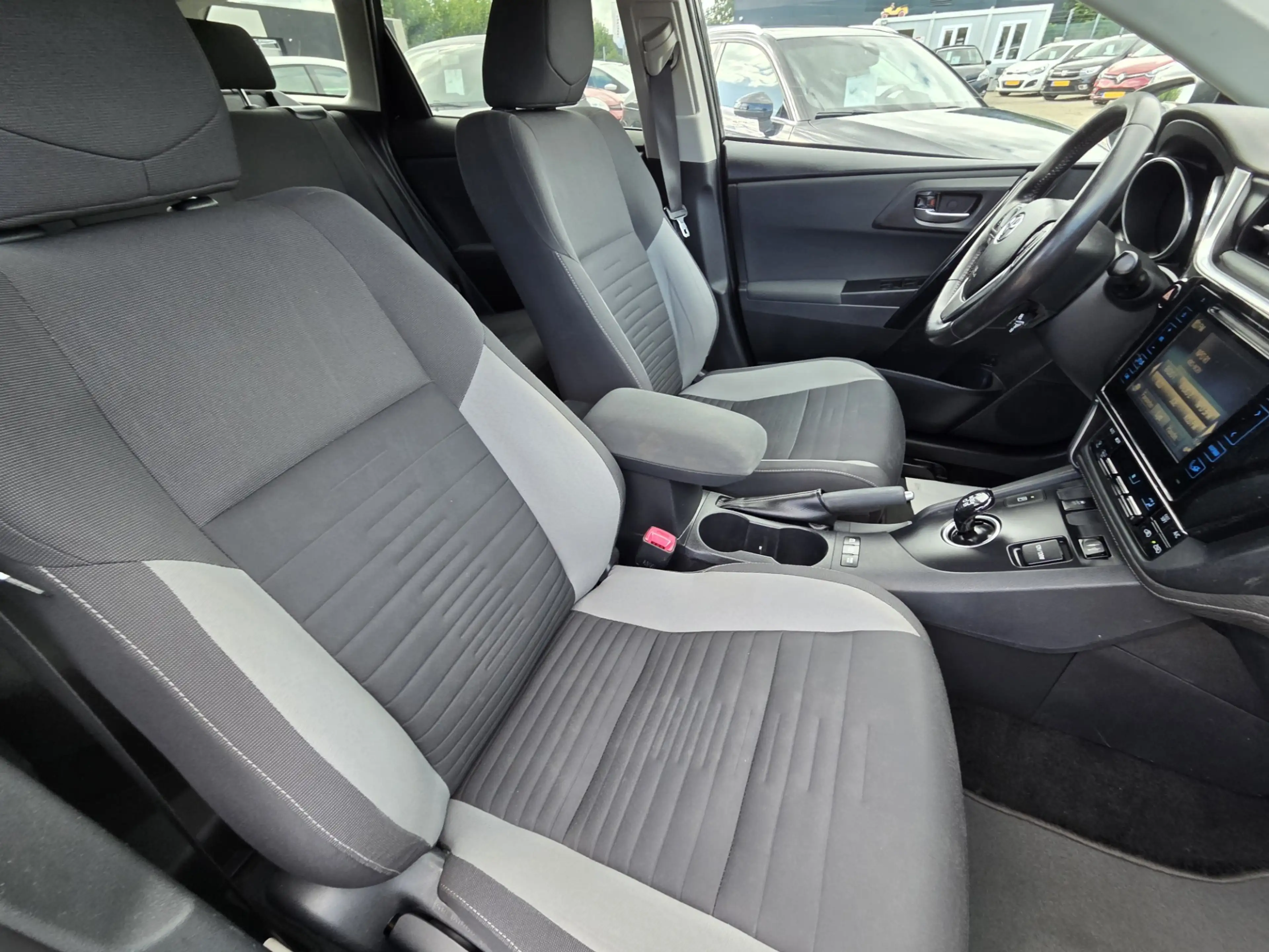 Toyota Auris Touring Sports 1.8 Hybrid Lease — photo 20