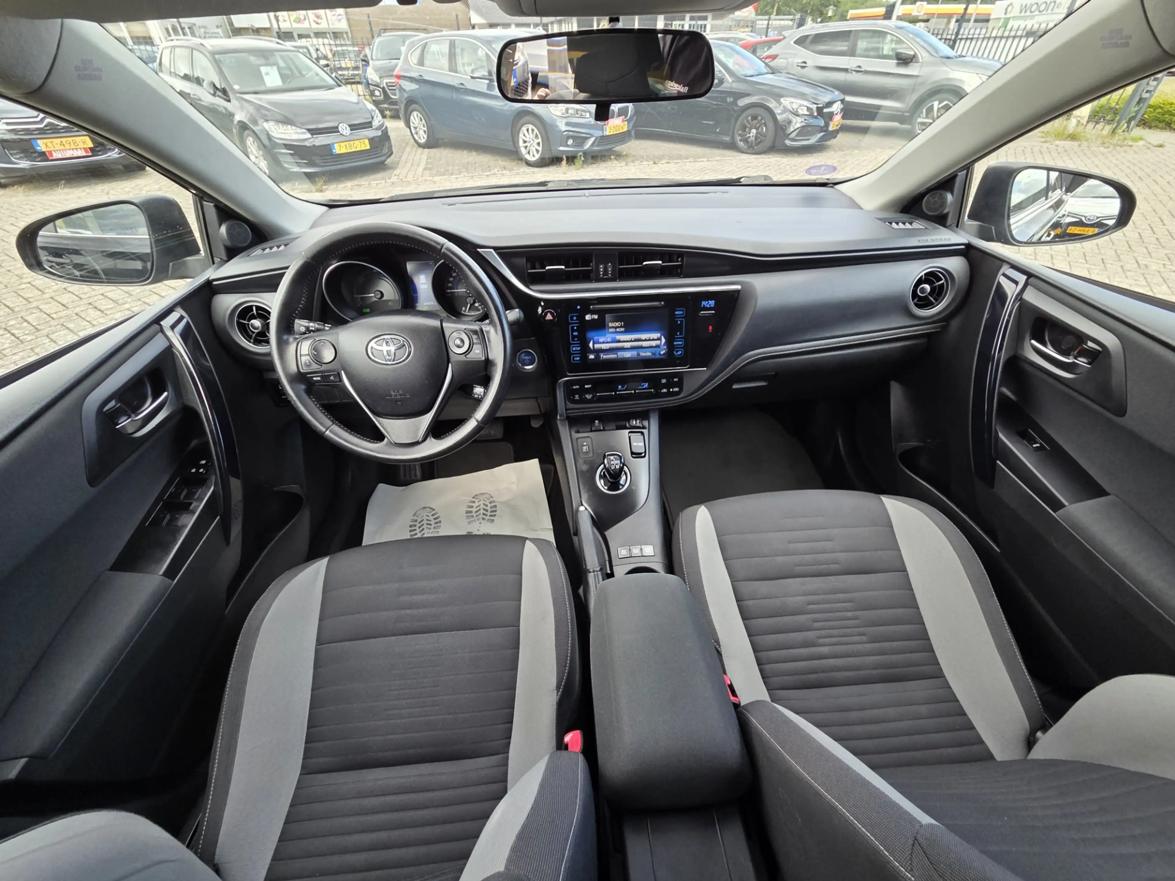 Toyota Auris Touring Sports 1.8 Hybrid Lease — photo 2