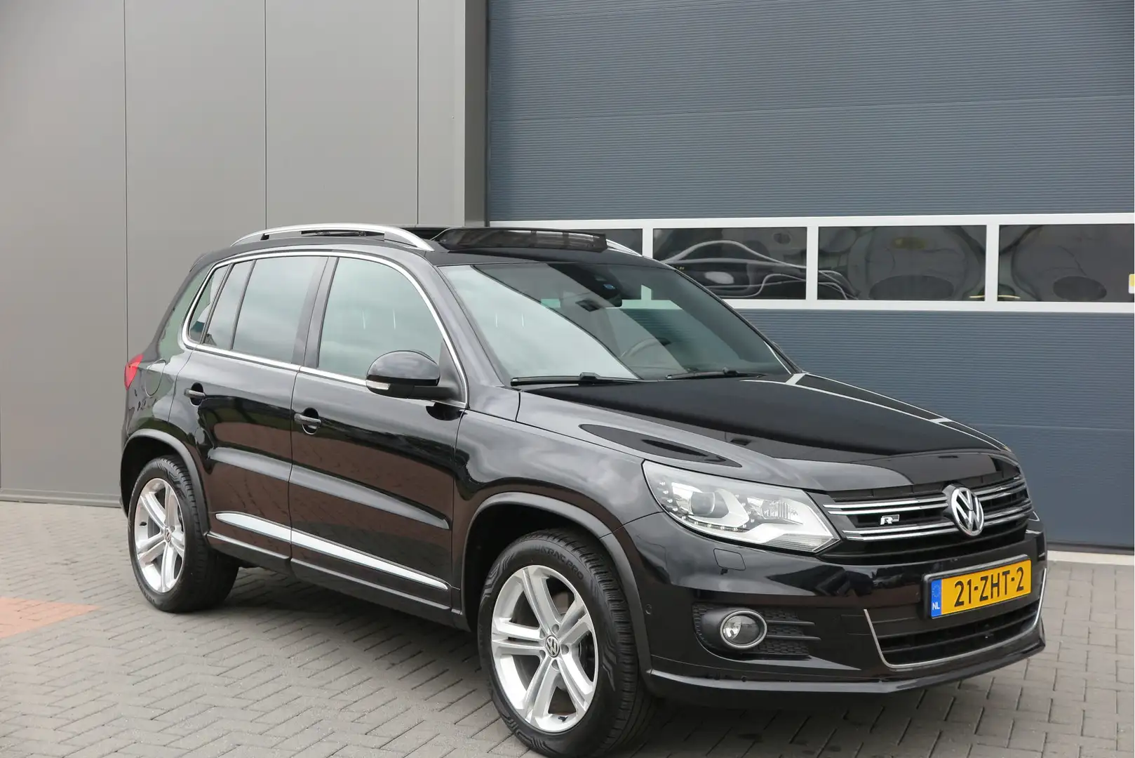 Volkswagen Tiguan 2.0 TSI 132kw 180pk Sport&Style 4motion R-line Edi Zwart - 2