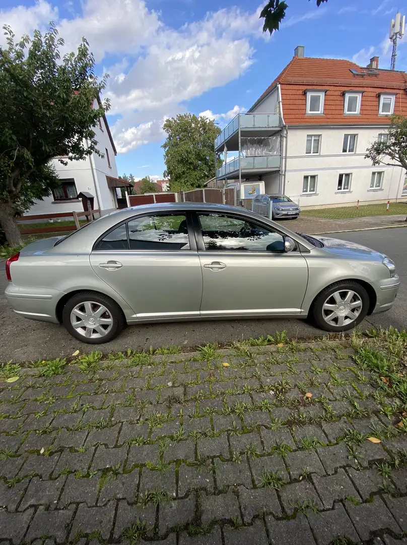 Toyota Avensis 2.0 VVT-i Executive - 1