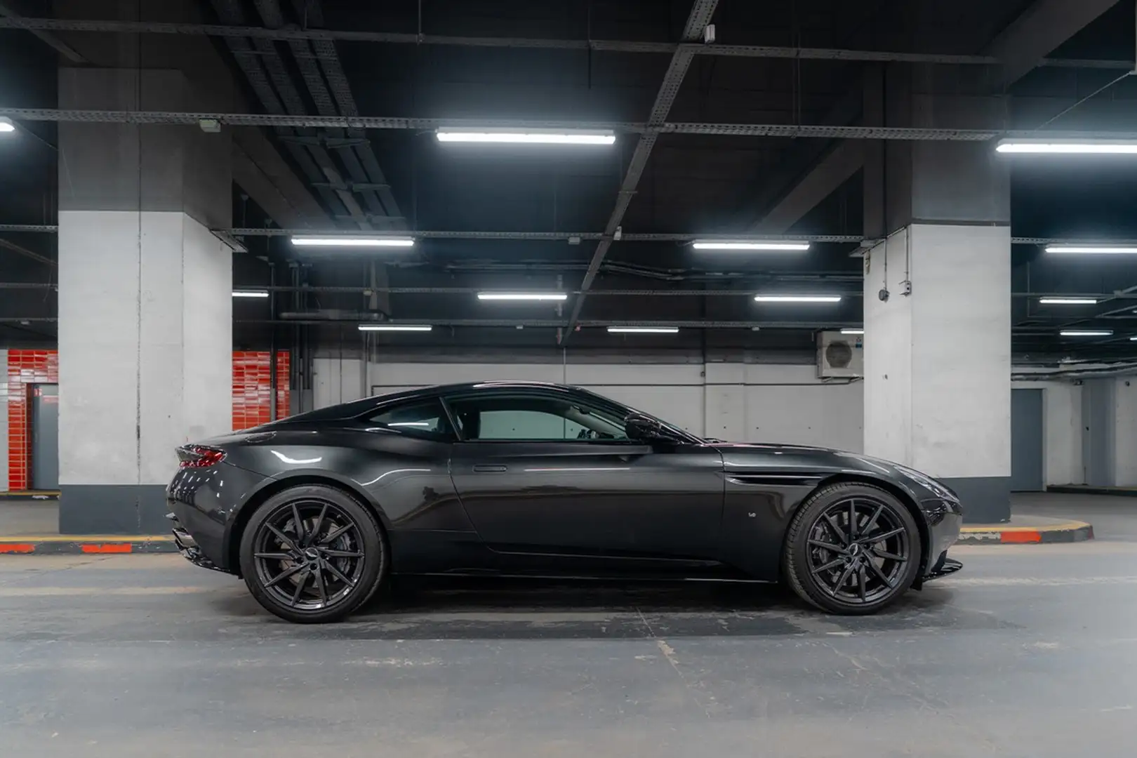 Aston Martin DB11 V12 5.2 Grau - 2