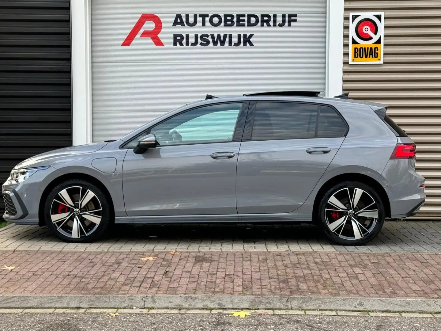 Volkswagen Golf GTE 1.4 eHybrid Pano/Matrix/Dodehoek/Camera Grijs - 2