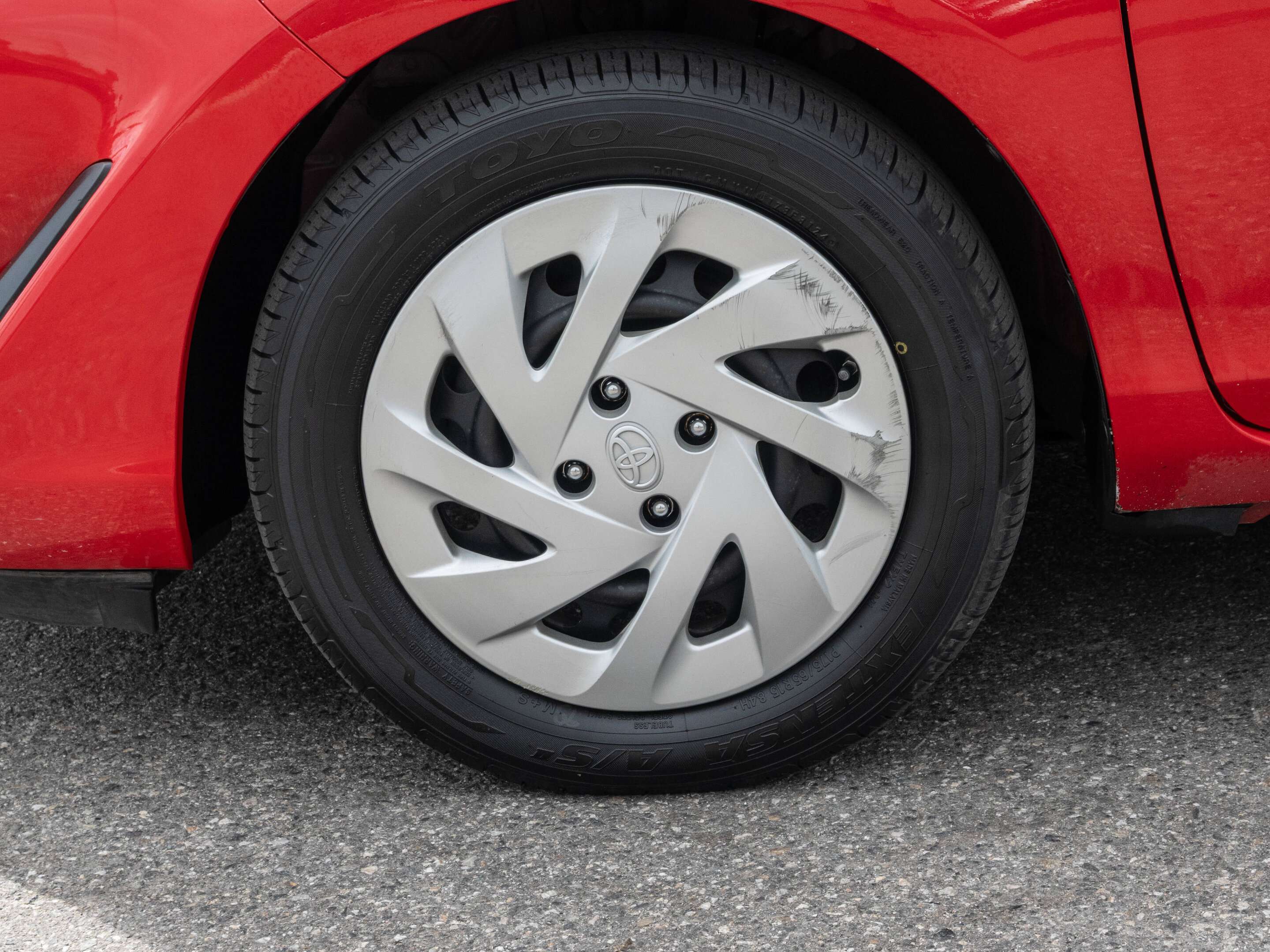 2019 Toyota Prius c Upgrade | ROOF RACKS | B/U CAMERA — снимка 1