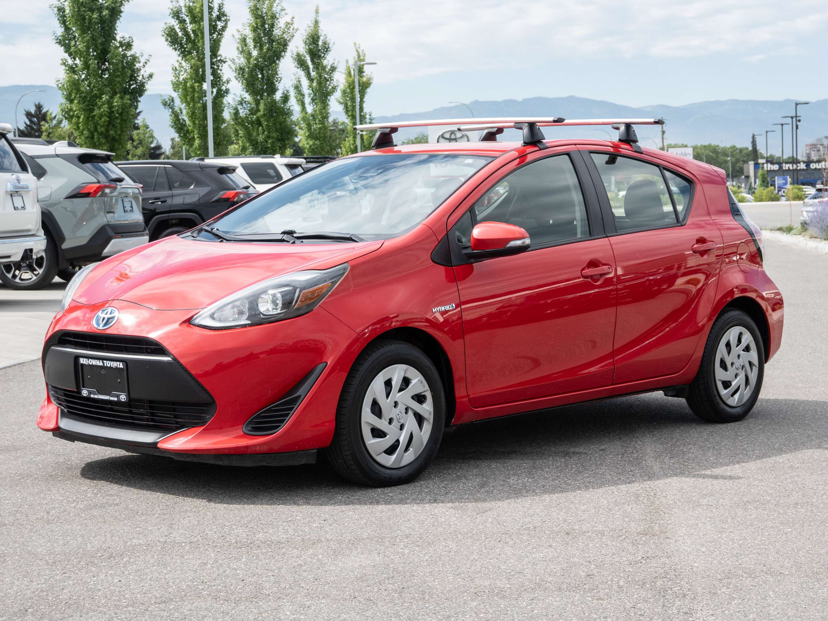 2019 Toyota Prius c Upgrade | ROOF RACKS | B/U CAMERA — снимка 1