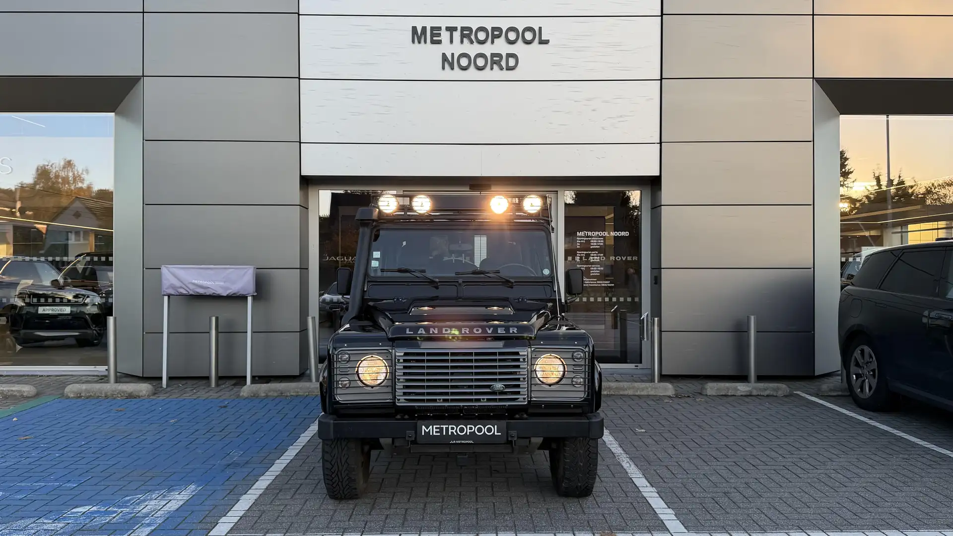 Land Rover Defender 110 SE 7 Zit Zwart - 2