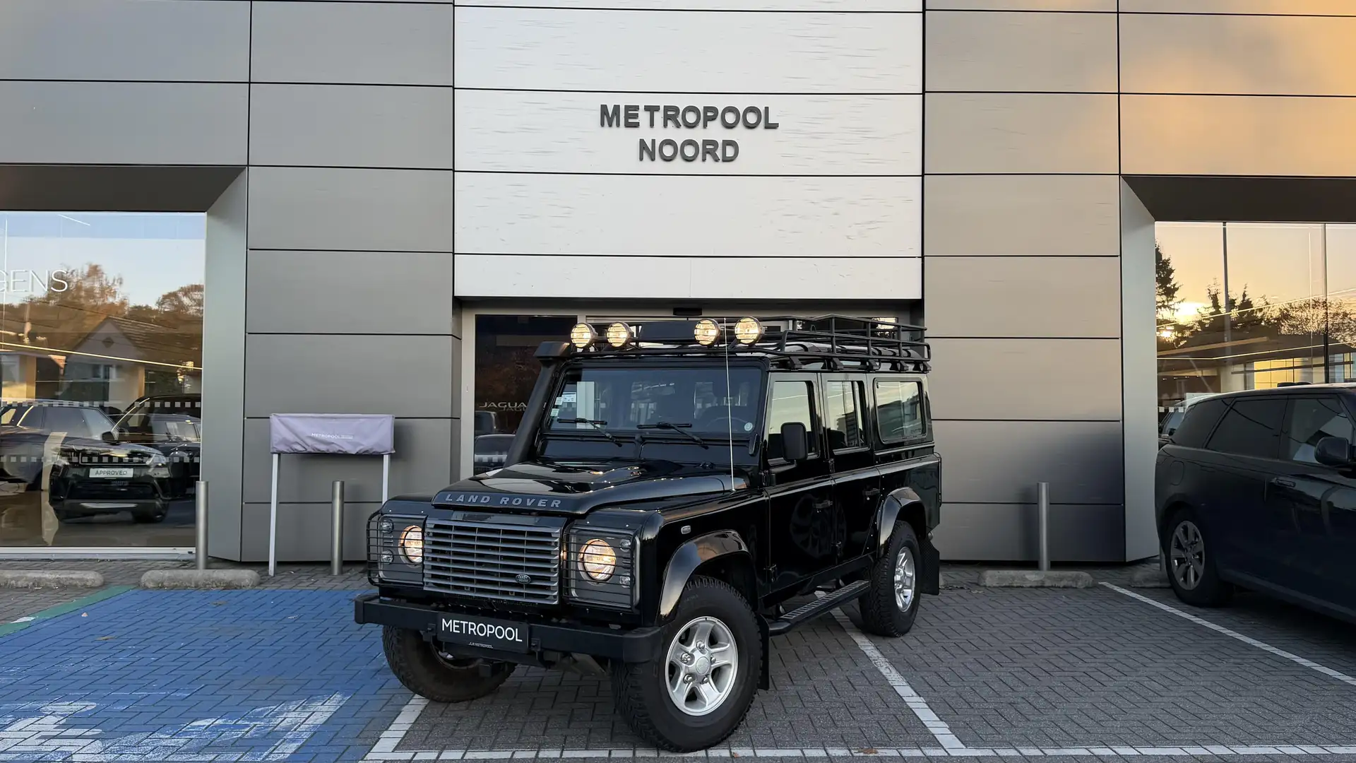 Land Rover Defender 110 SE 7 Zit Zwart - 1
