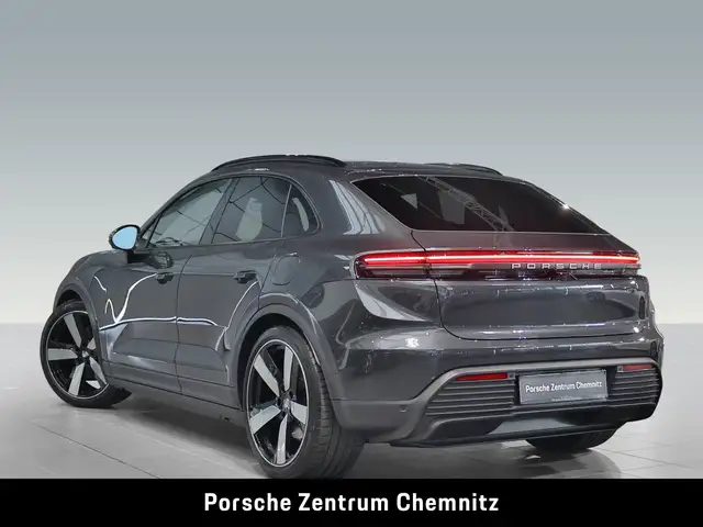 Porsche Macan view 3