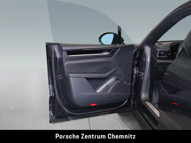 Porsche Macan view 10