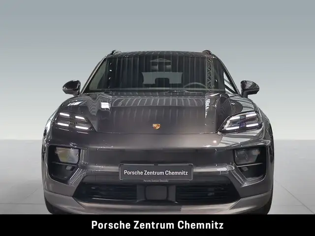 Porsche Macan view 4