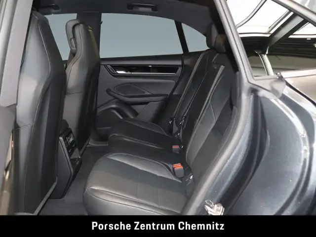 Porsche Macan view 8