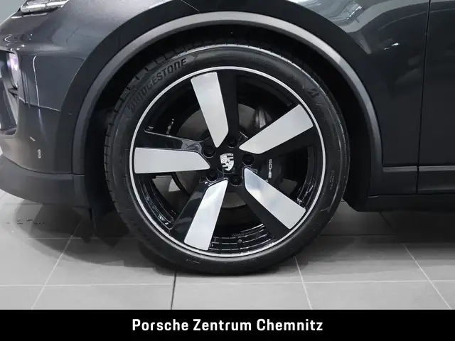 Porsche Macan view 6