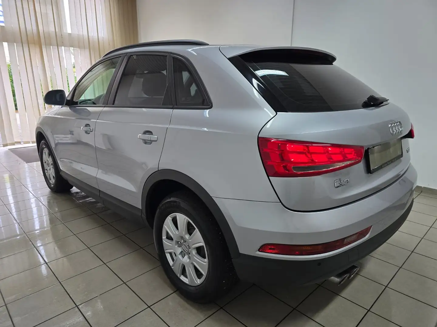 Audi Q3 1.4 TFSI Automatik Xenon PDC 23000km! Grijs - 2