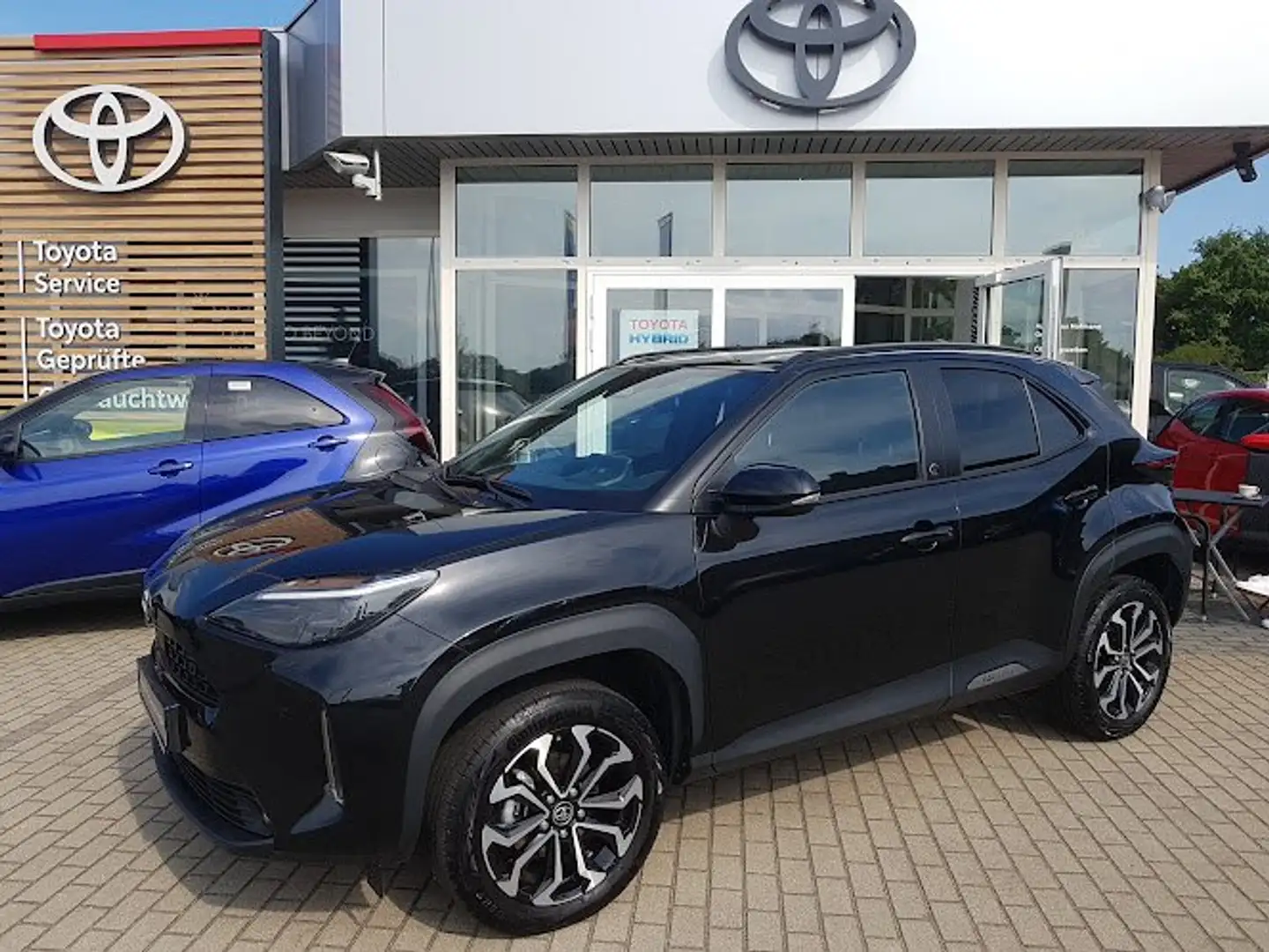 Toyota Yaris Cross 1,5-Hybrid 4x2 *Team D* Safety+Winter+AHZV+WKR Schwarz - 1