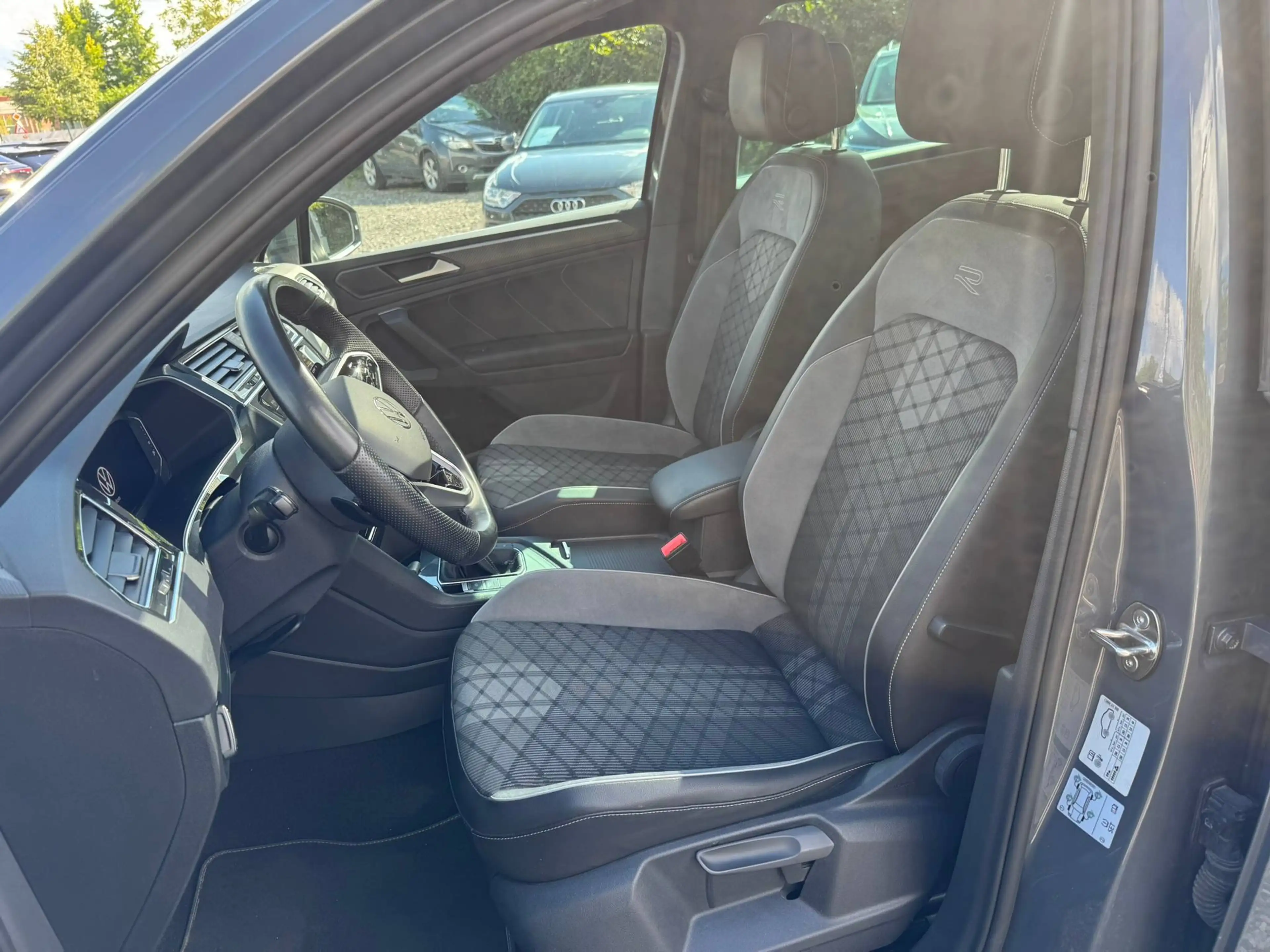 Volkswagen Tiguan Tiguan eHybrid 1.4 R-Line Business Premium OPF DSG (180 kW) — photo 11