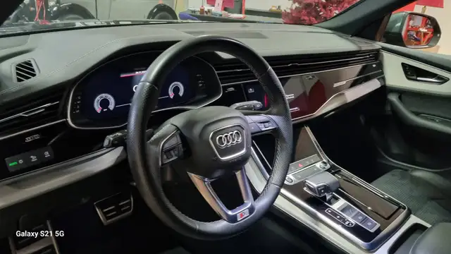 Audi Q8 view 9