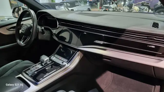 Audi Q8 view 18