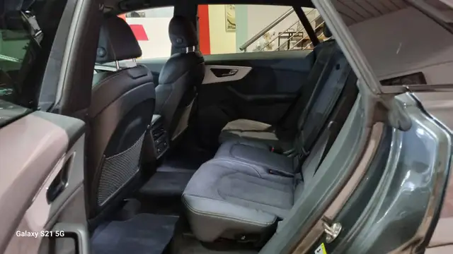 Audi Q8 view 7