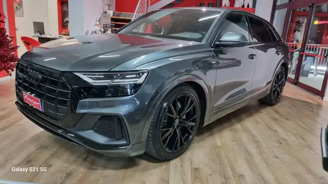 Audi Q8 view 3