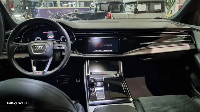 Audi Q8 view 10